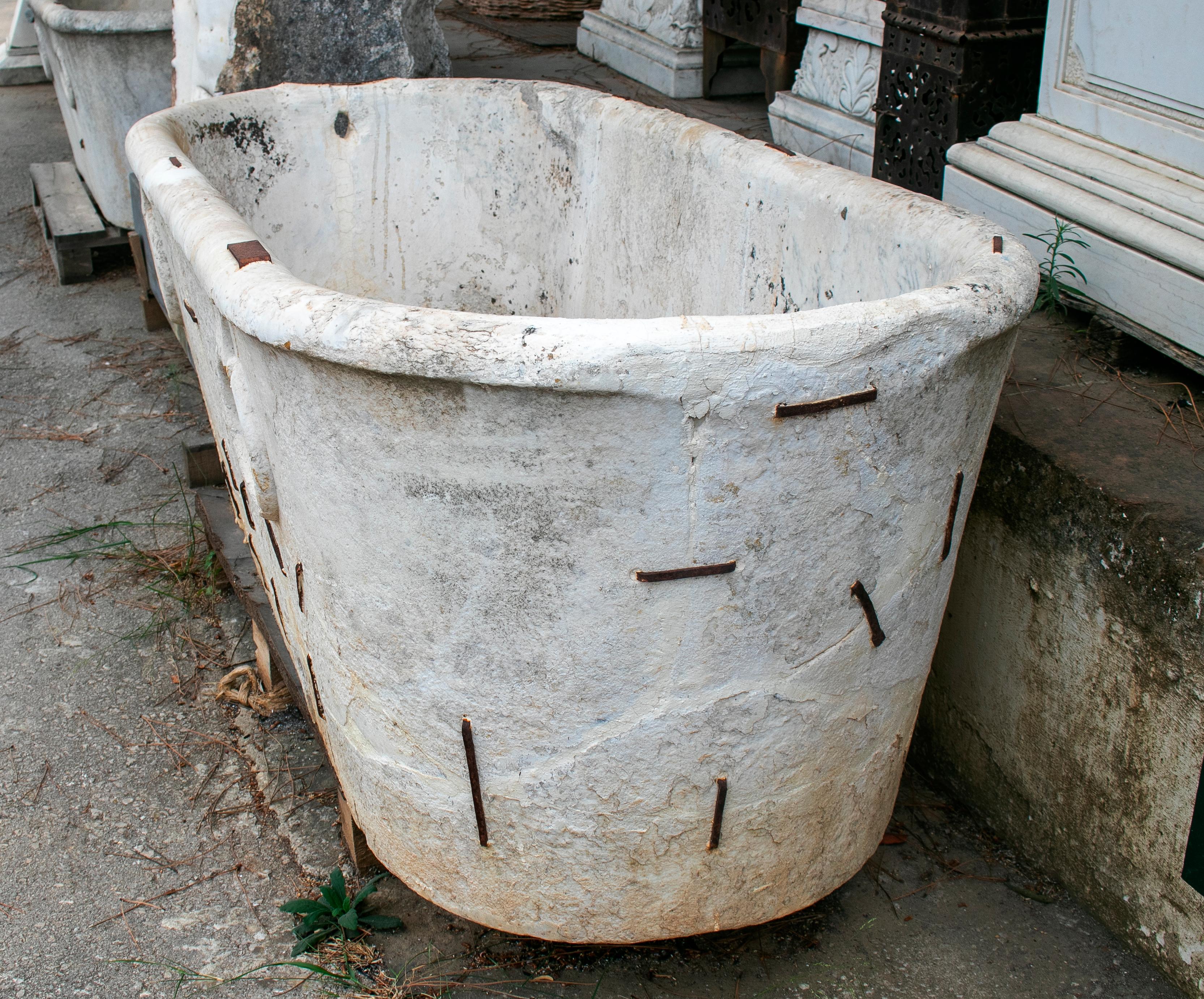 Spanischer Marmor-Bad mit Ringen aus dem 19. Jahrhundert, restauriert mit Eisengriffen   im Zustand „Relativ gut“ im Angebot in Marbella, ES