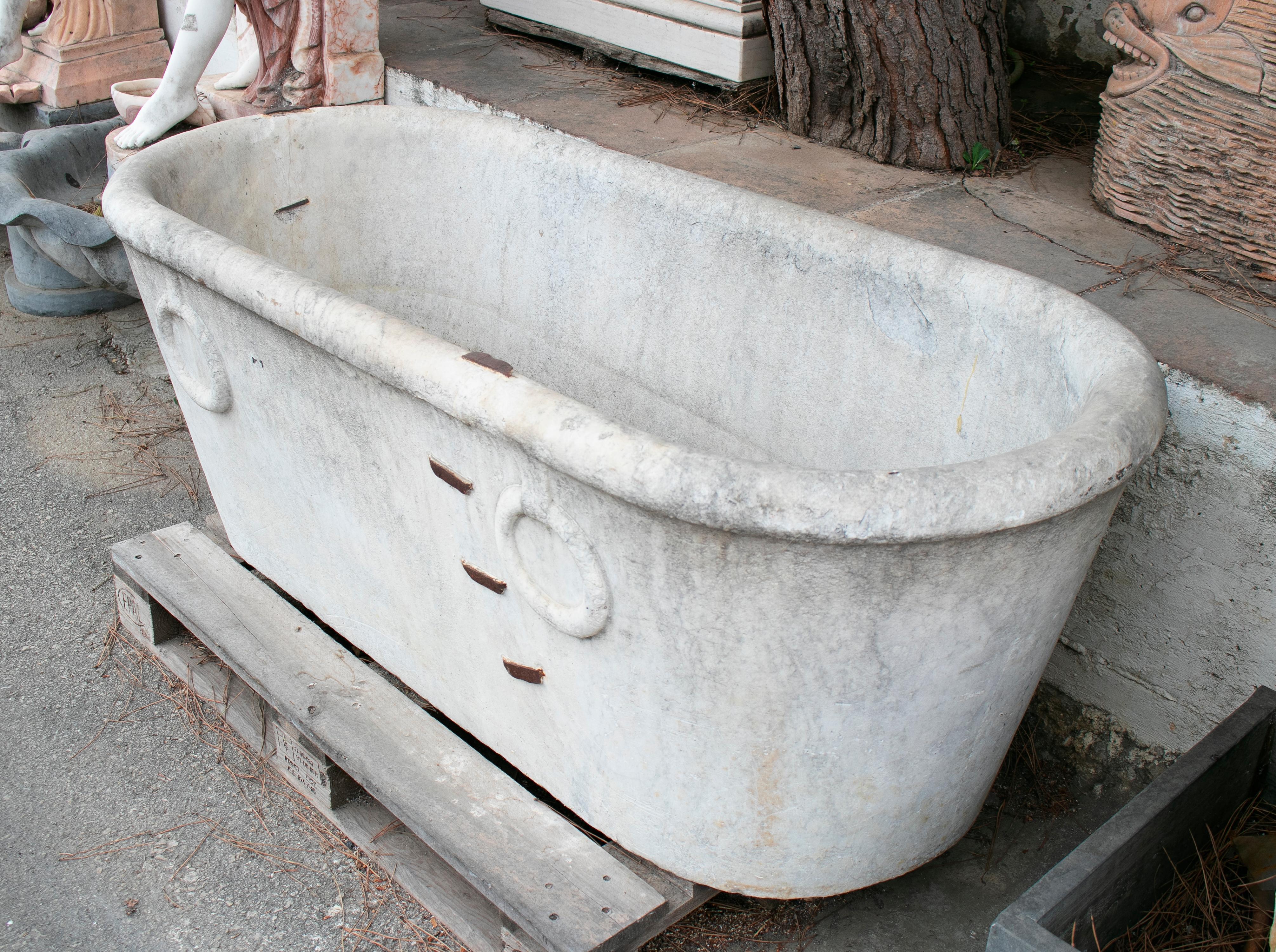 19th Century Spanish Marble Bath with Rings Restored Using Iron Grapples In Good Condition For Sale In Marbella, ES