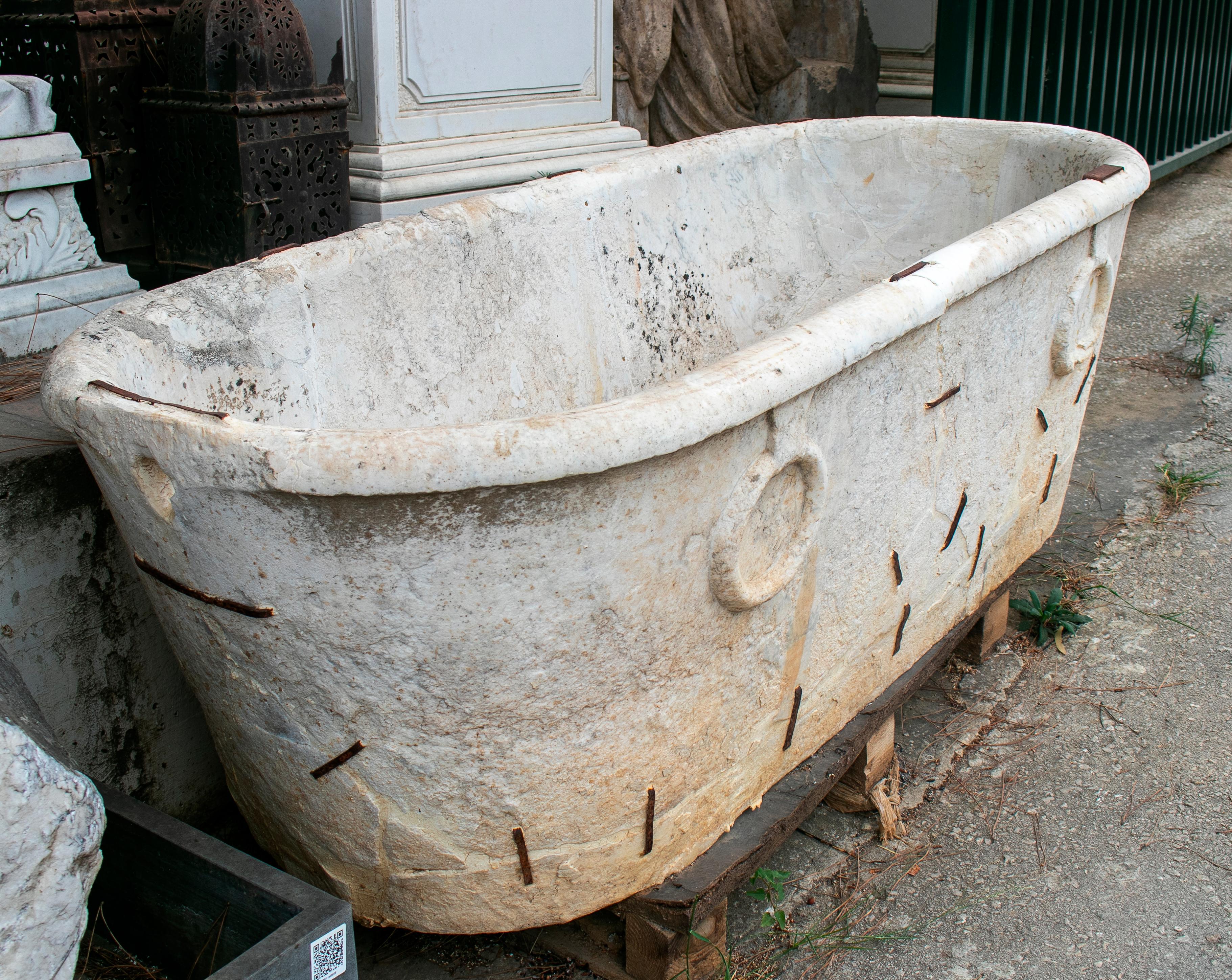 19th Century Spanish Marble Bath with Rings Restored Using Iron Grapples   In Fair Condition For Sale In Marbella, ES