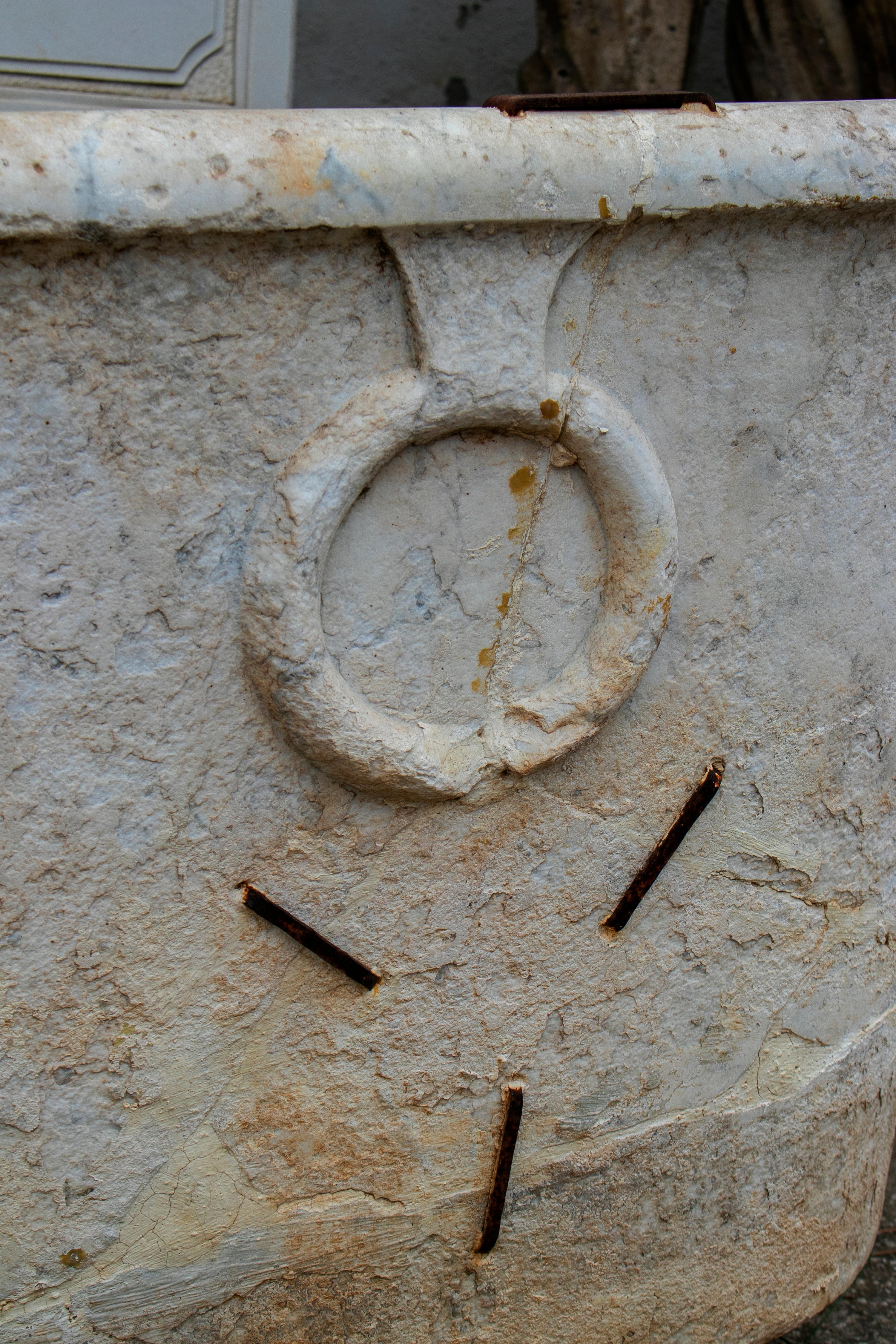 Spanischer Marmor-Bad mit Ringen aus dem 19. Jahrhundert, restauriert mit Eisengriffen   im Angebot 2