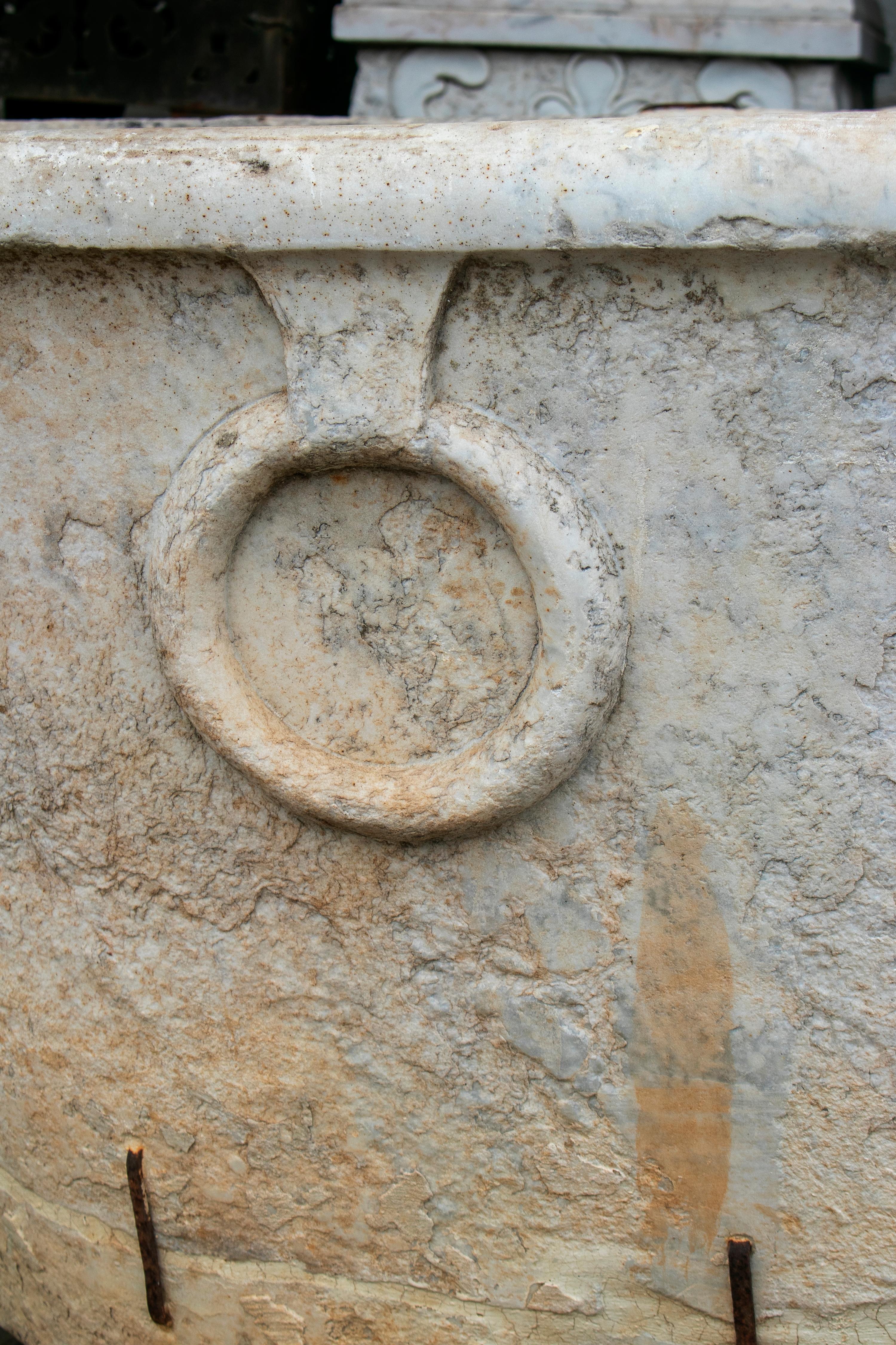 Spanischer Marmor-Bad mit Ringen aus dem 19. Jahrhundert, restauriert mit Eisengriffen   im Angebot 3