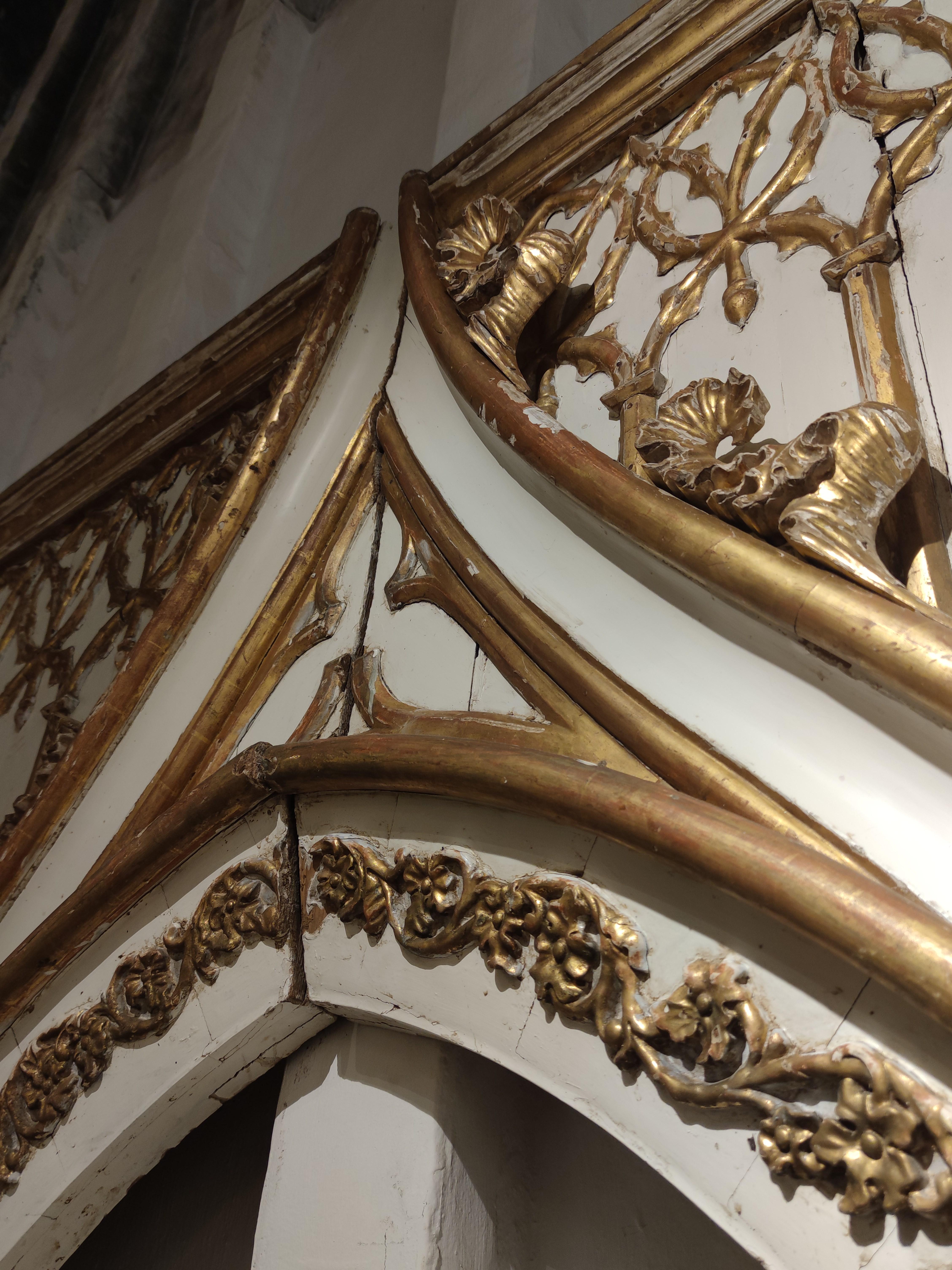 19th Century, Spanish Neogothic Hand-Carved and Polychromed Wooden Arch For Sale 2