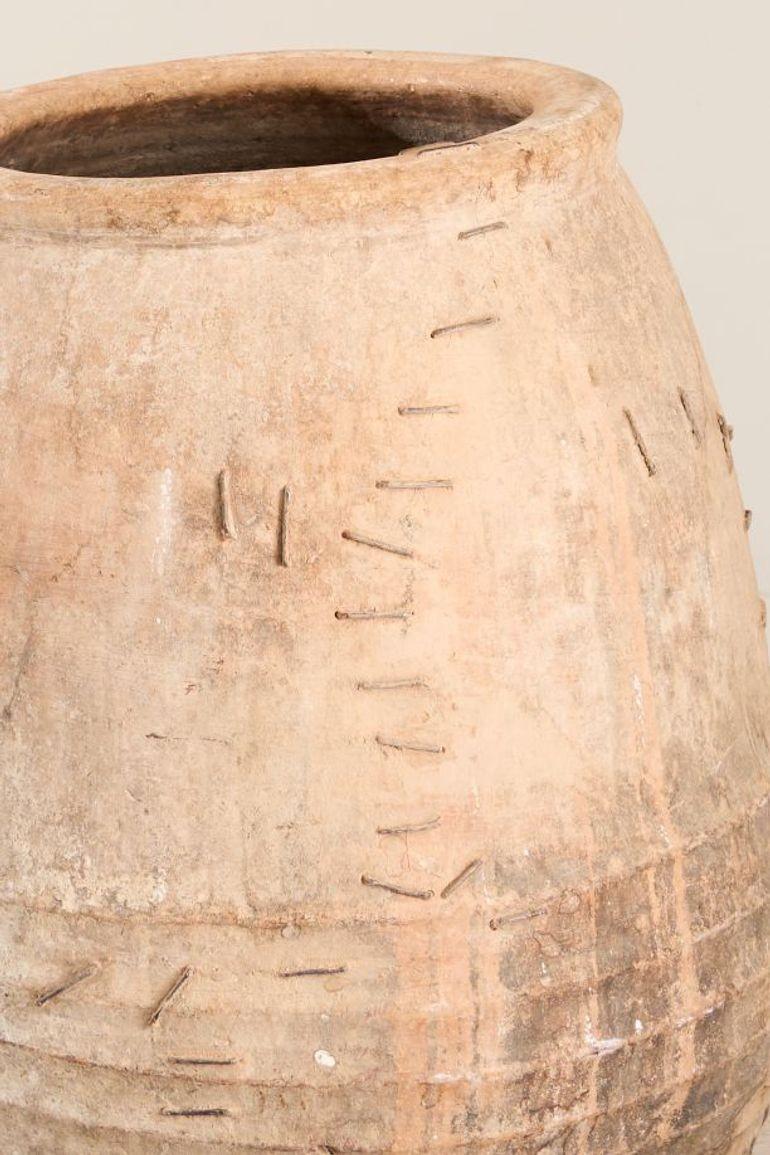 Siempre que pueda compraré ollas originales españolas, pues creo sinceramente que ninguna otra olla puede aportar el mismo nivel de encanto rústico de calidad que éstas. Son de terracota lanzada a mano, muy gruesas y muestran bellamente signos de