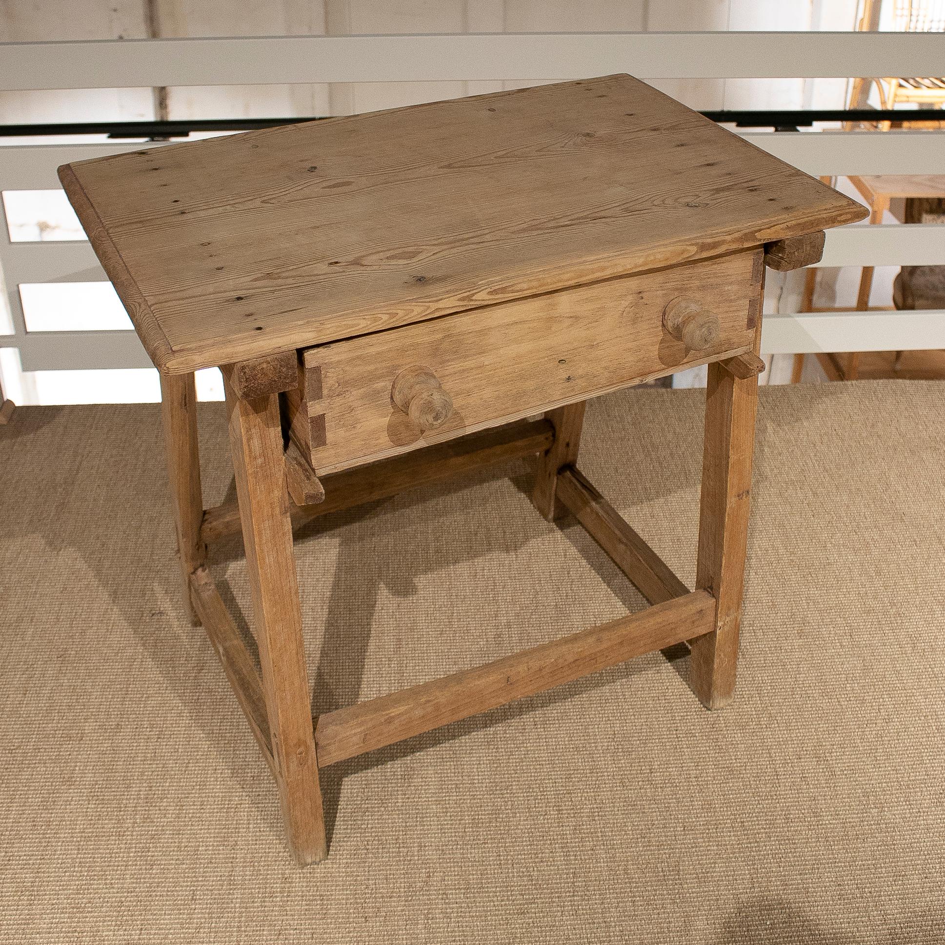 Antigua mesa tocinera española del siglo XIX, de madera de pino y con un cajón.