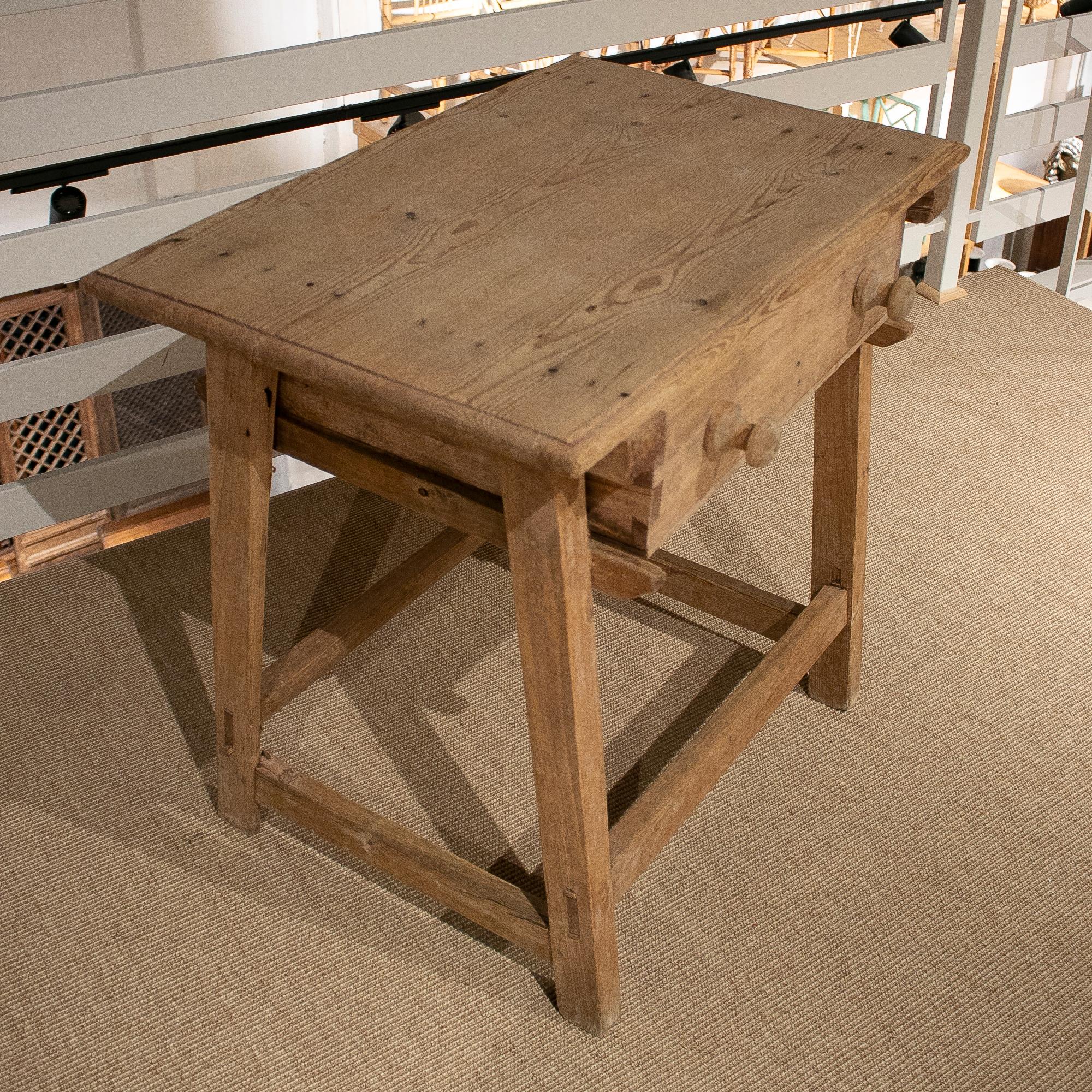 Mesa Tocinera Española del Siglo XIX de un Cajón de Madera de Pino en Bueno Estado en Marbella, ES