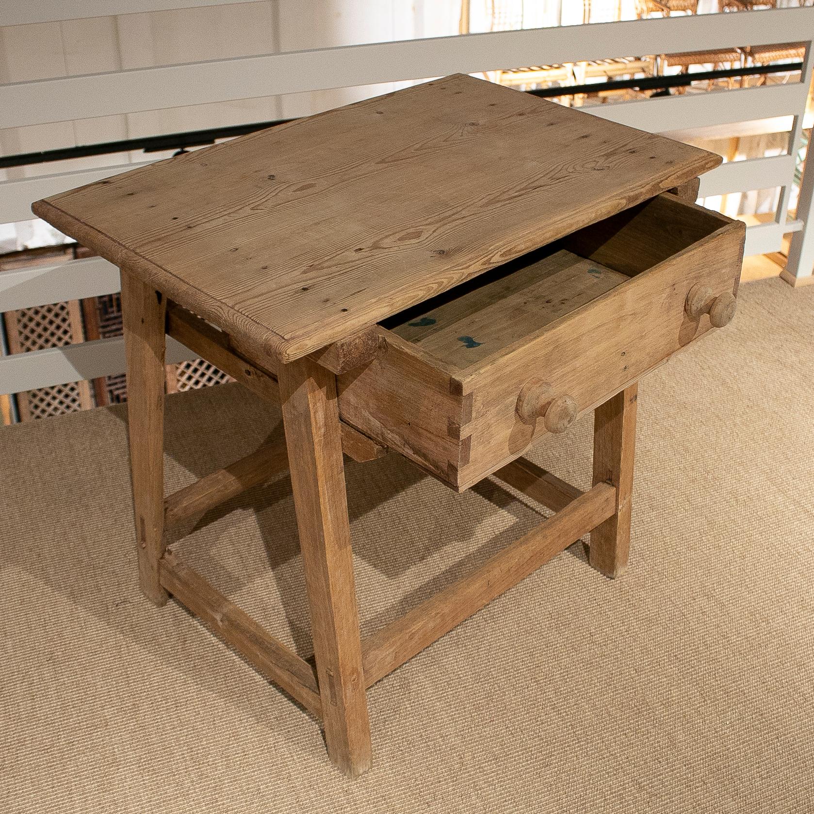 Mesa Tocinera Española del Siglo XIX de un Cajón de Madera de Pino siglo XIX