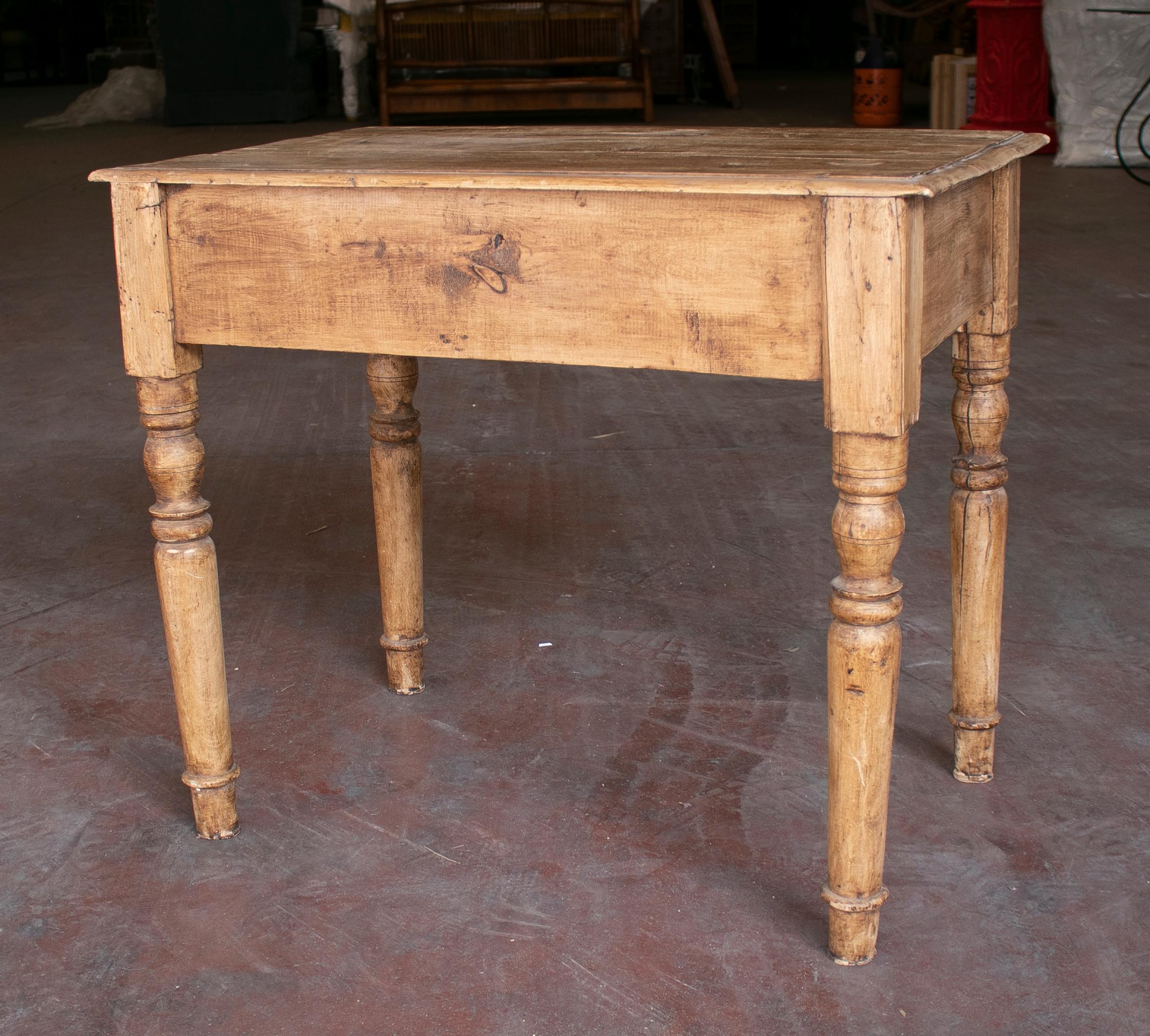 19th Century Spanish One-Drawer Pinewood Country Table For Sale 2