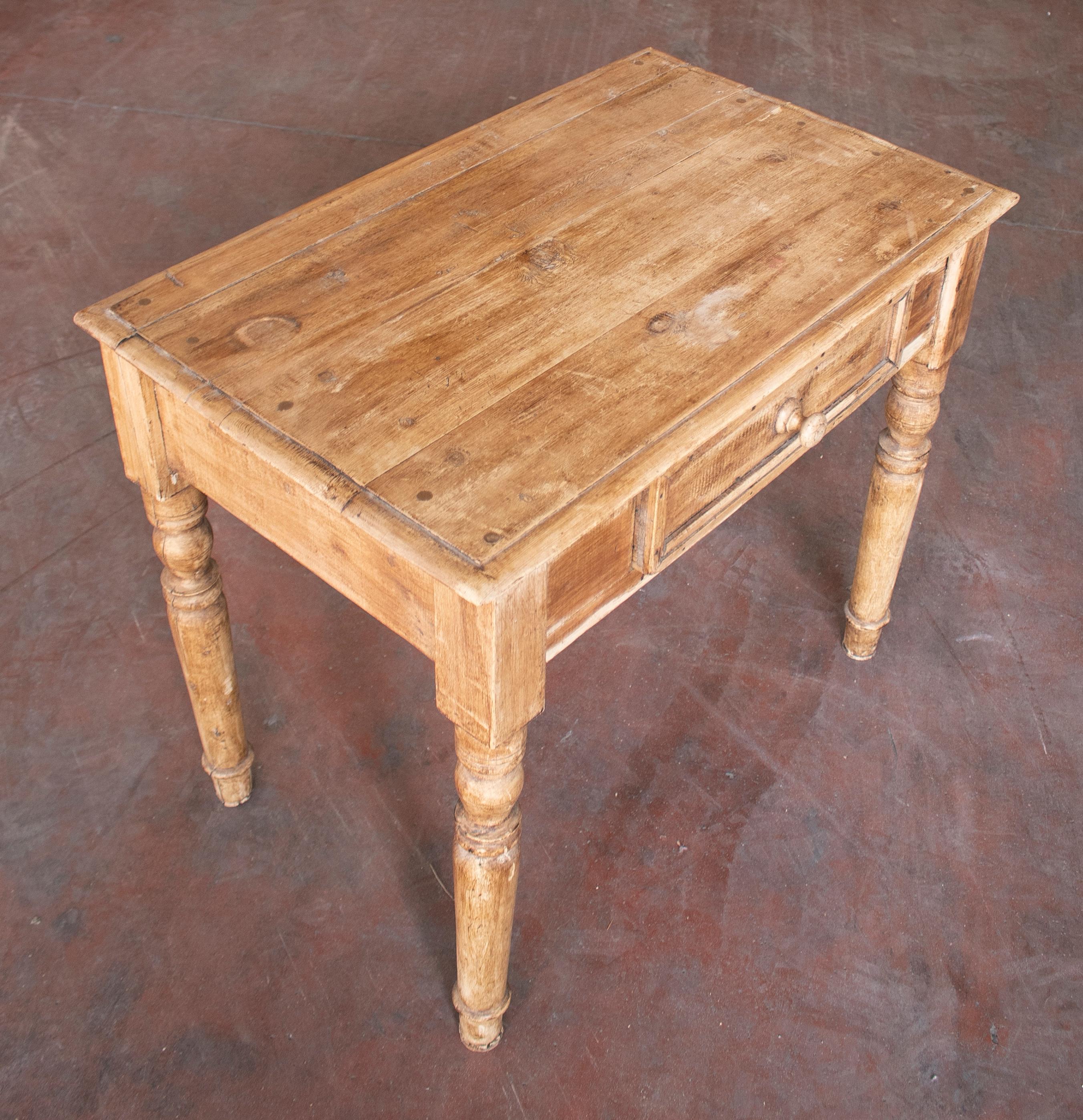 Table de campagne espagnole à un tiroir en bois de pin du XIXe siècle en vente 2