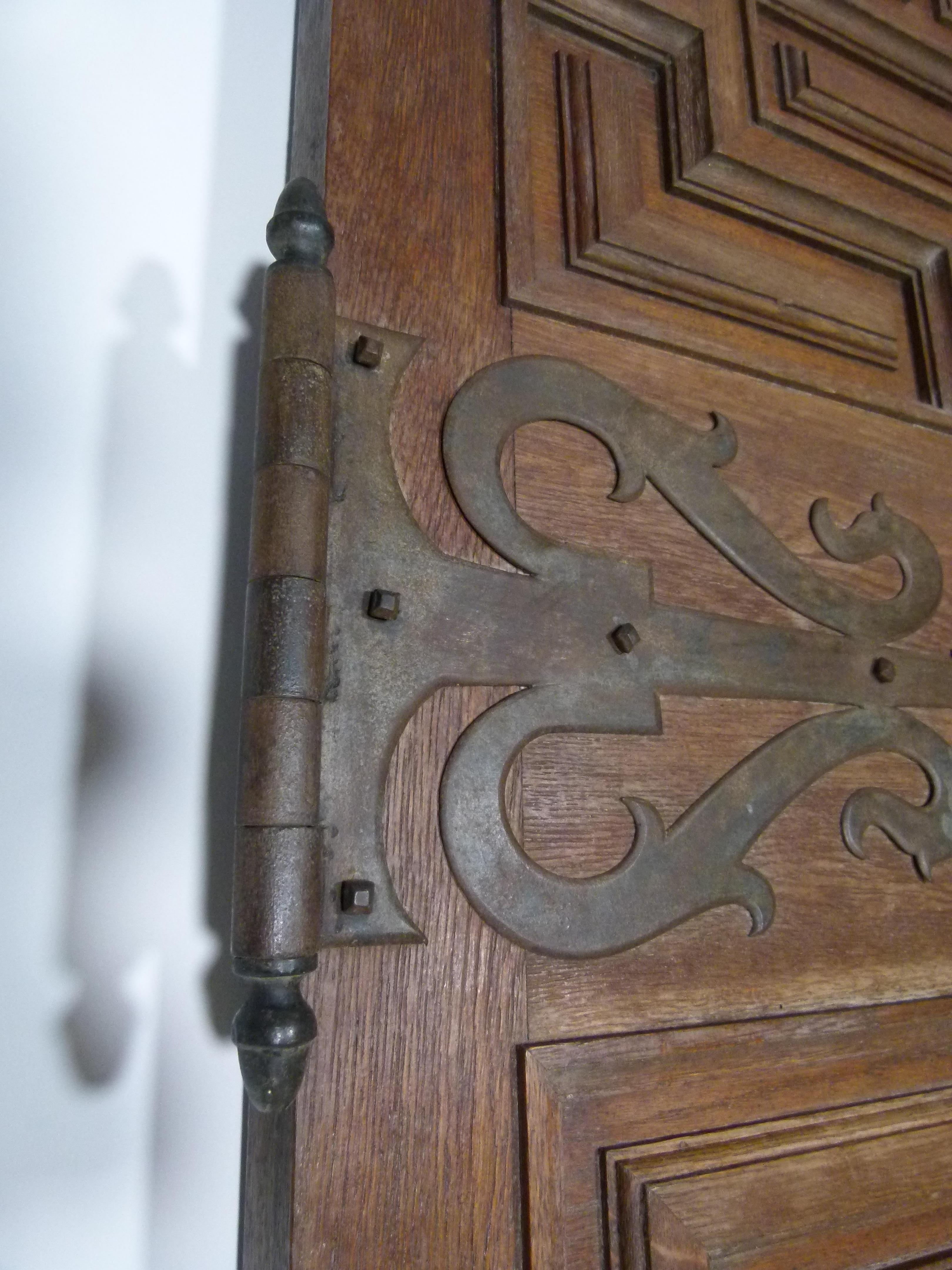 This 19th century original chestnut door was located in a Spanish church, near Barcelona city.
Beautifully worked door with a frieze of turned columns in the upper part, hand carved wood and well designed iron fittings. A master antique door.