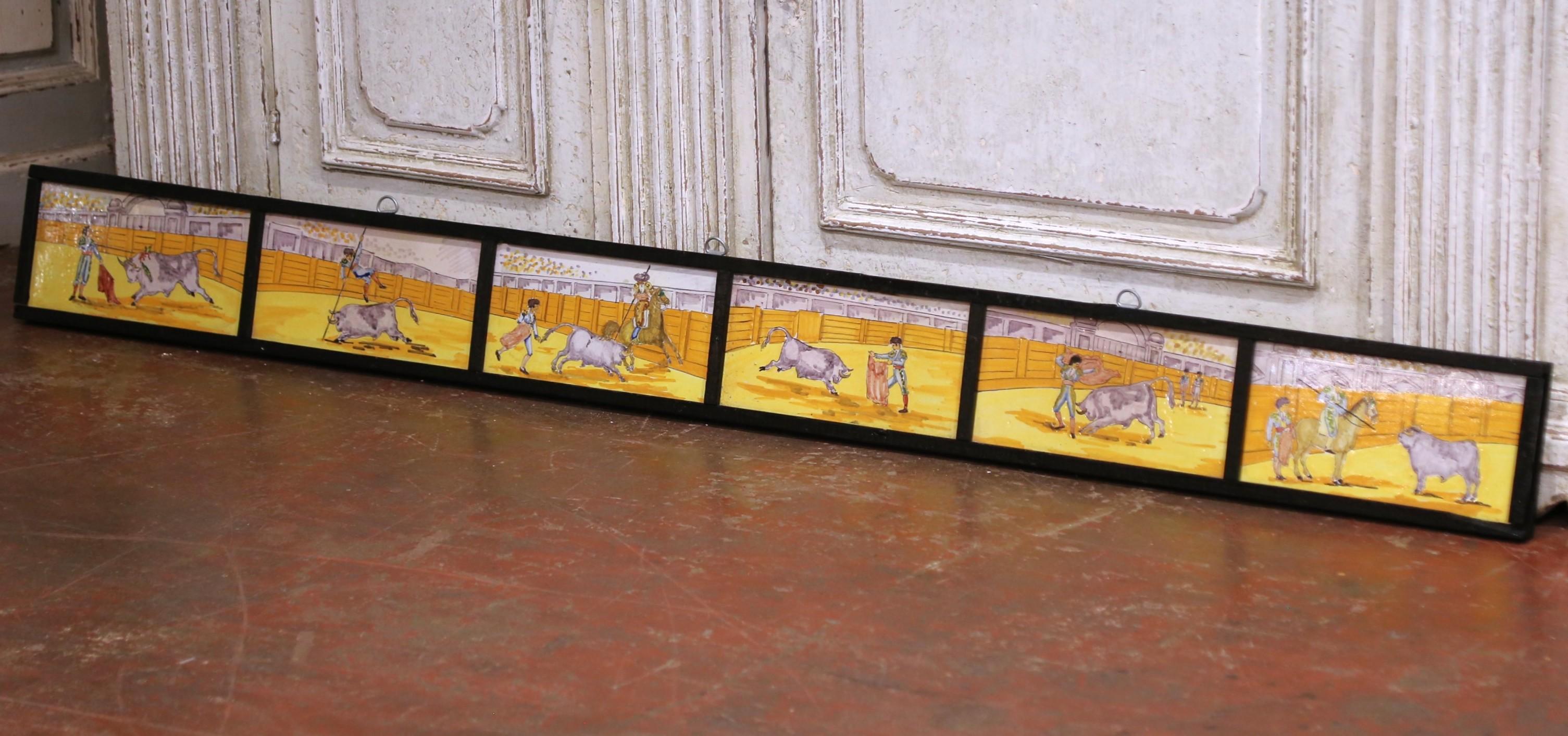 Célébrez l'art et la tradition espagnols avec cette vibrante frise de carreaux du XIXe siècle. Fabriqué en Espagne vers 1890, l'ensemble se compose de carreaux de faïence peints à la main et montés dans un simple cadre en bois noir. Les huit