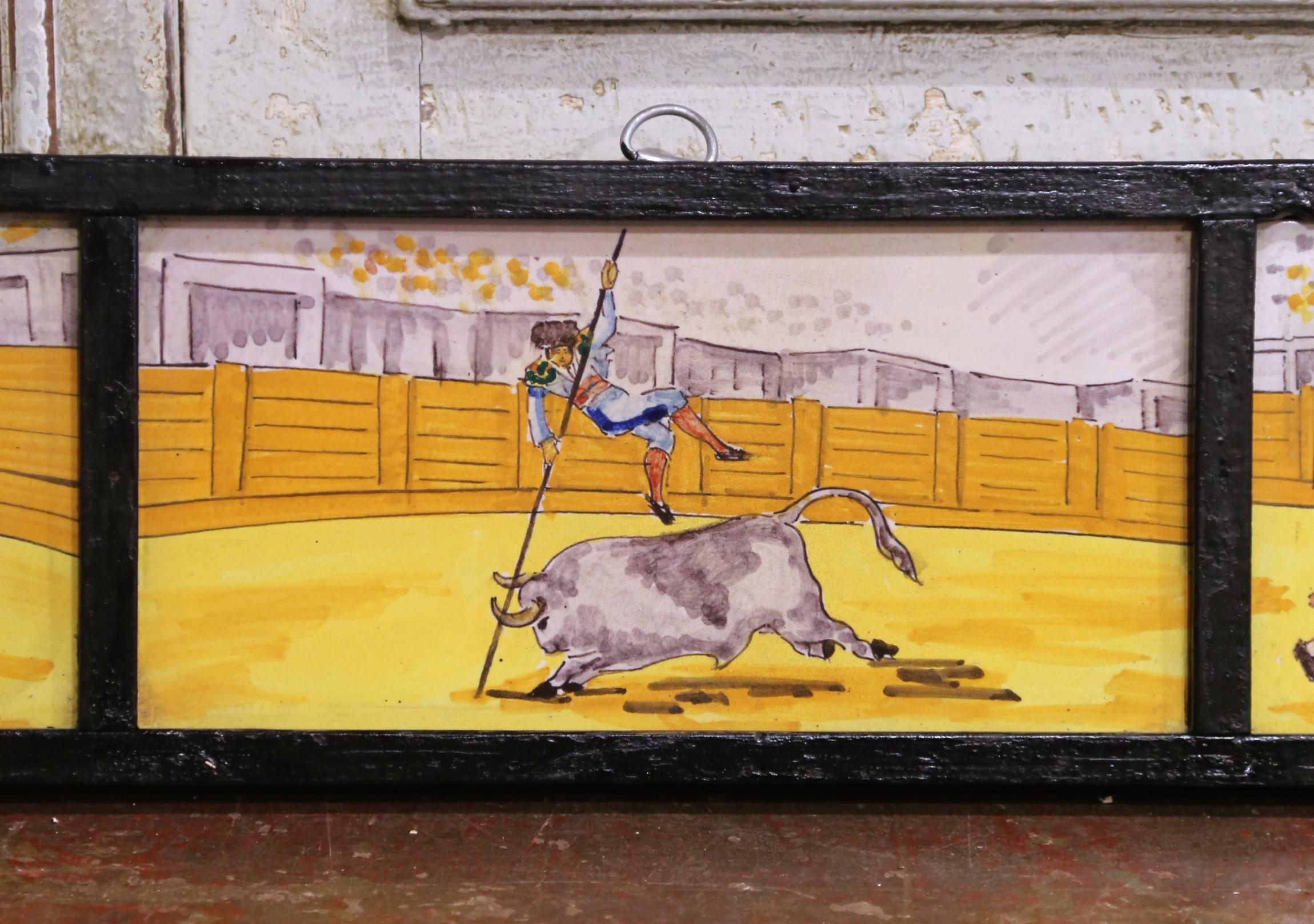Fait main Frise de carreaux de tauromachie peints espagnols du 19e siècle dans un cadre en bois en vente