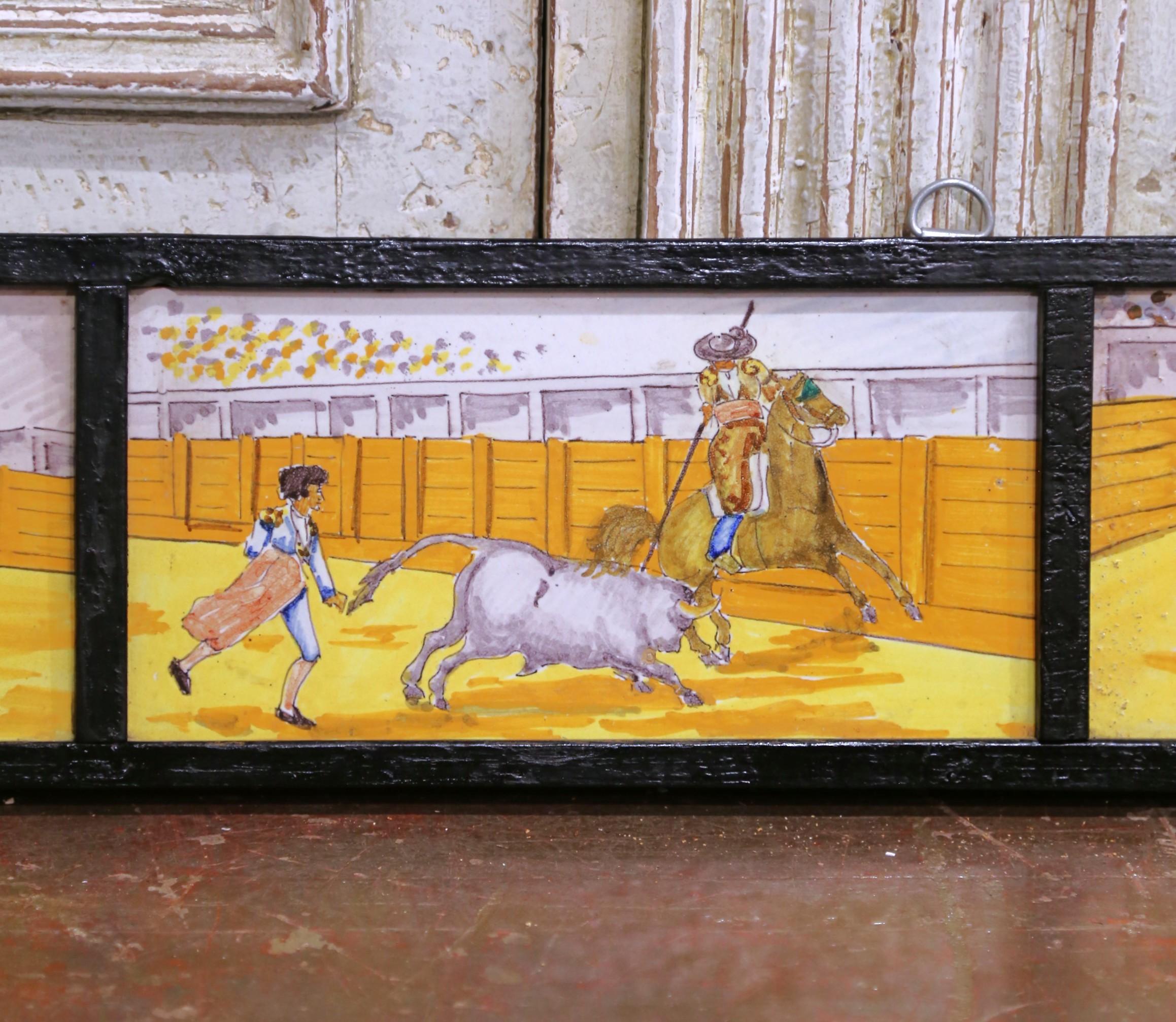 XIXe siècle Frise de carreaux de tauromachie peints espagnols du 19e siècle dans un cadre en bois en vente
