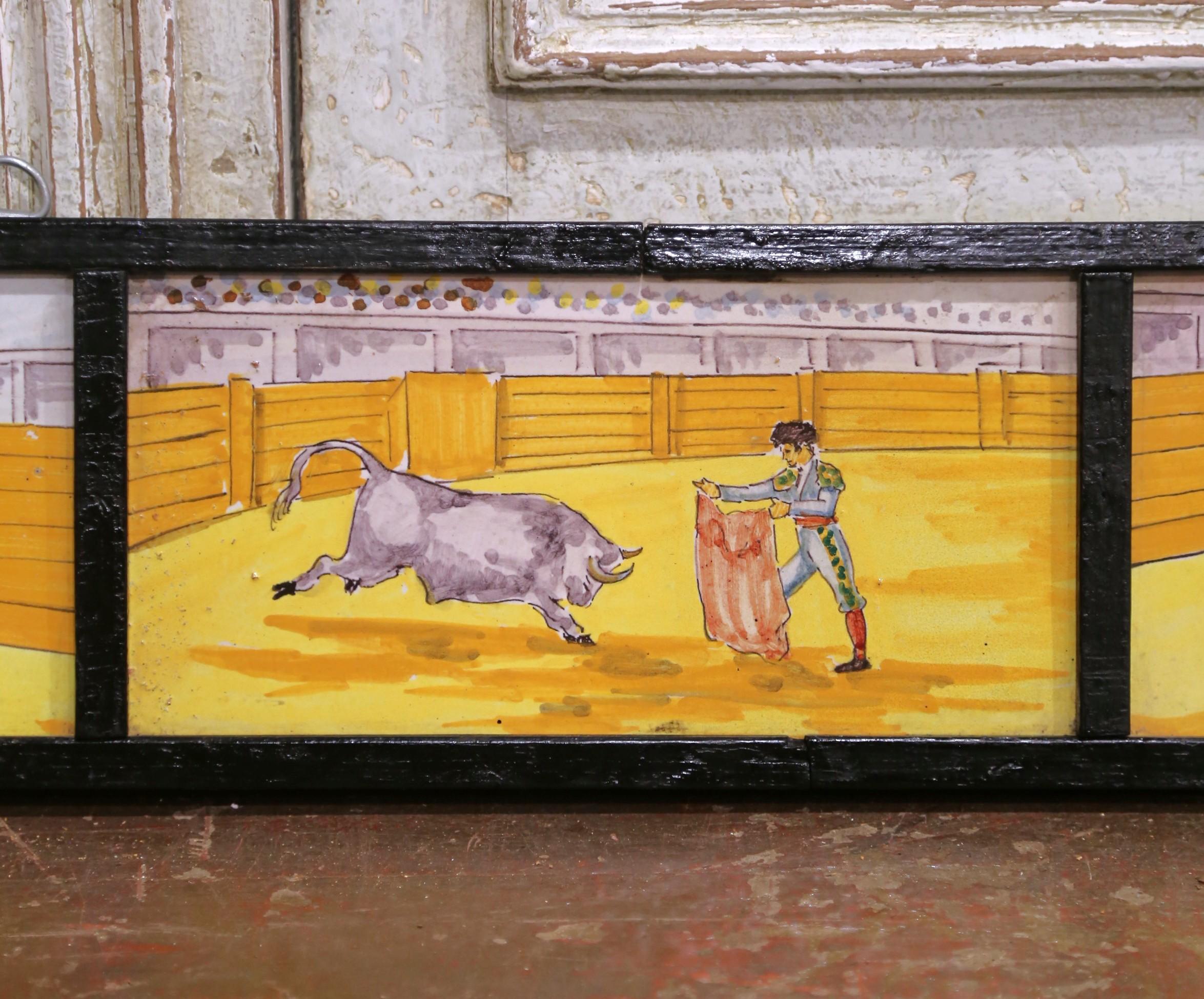 Céramique Frise de carreaux de tauromachie peints espagnols du 19e siècle dans un cadre en bois en vente