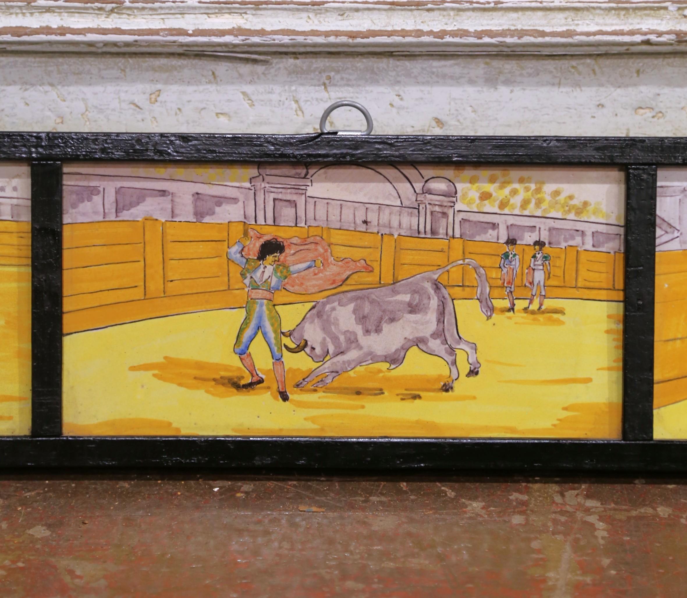 Frise de carreaux de tauromachie peints espagnols du 19e siècle dans un cadre en bois en vente 1