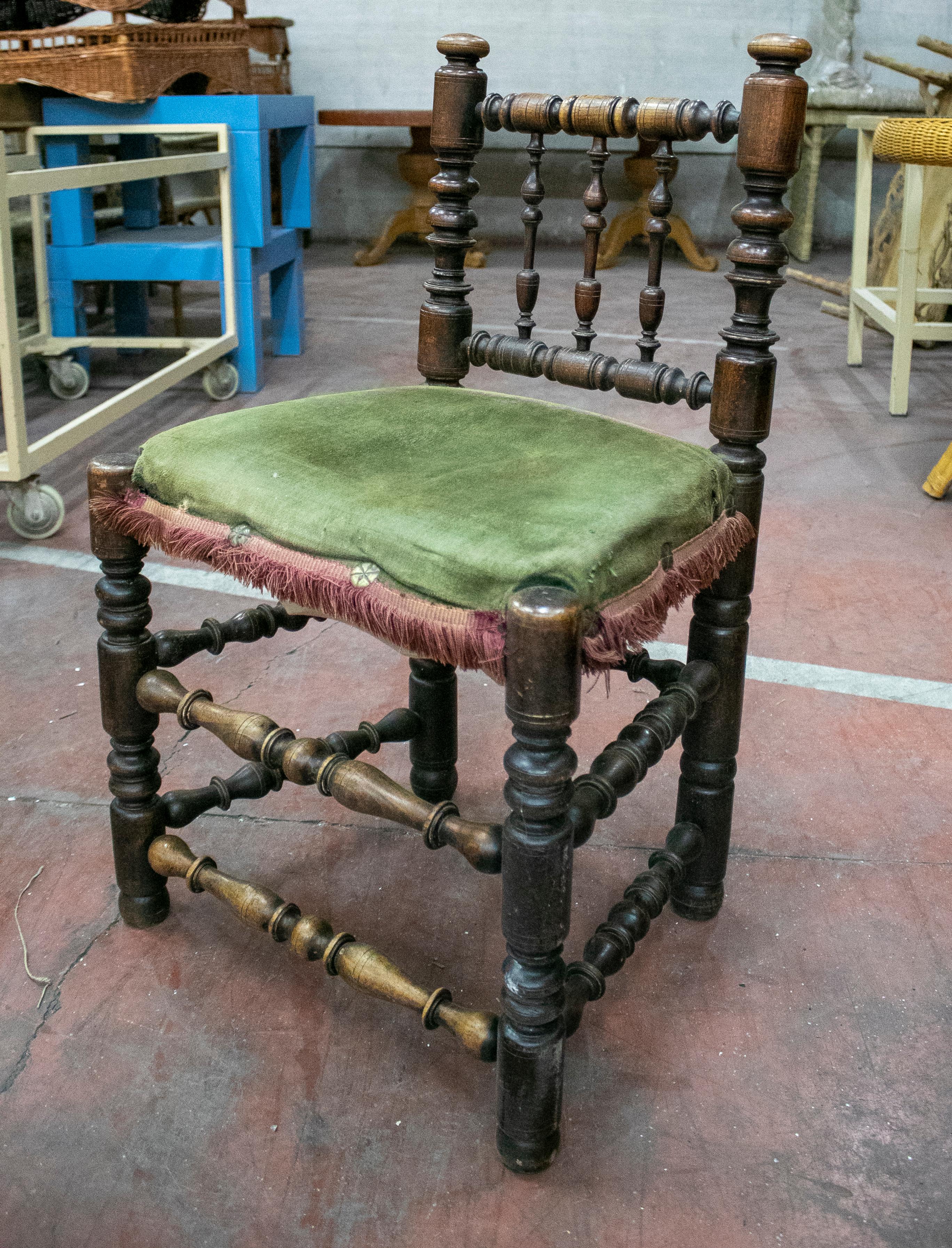 Spanisches Stuhlpaar aus dem 19. Jahrhundert mit gedrechselten Füßen und mit Samt gepolstertem Sitz.
