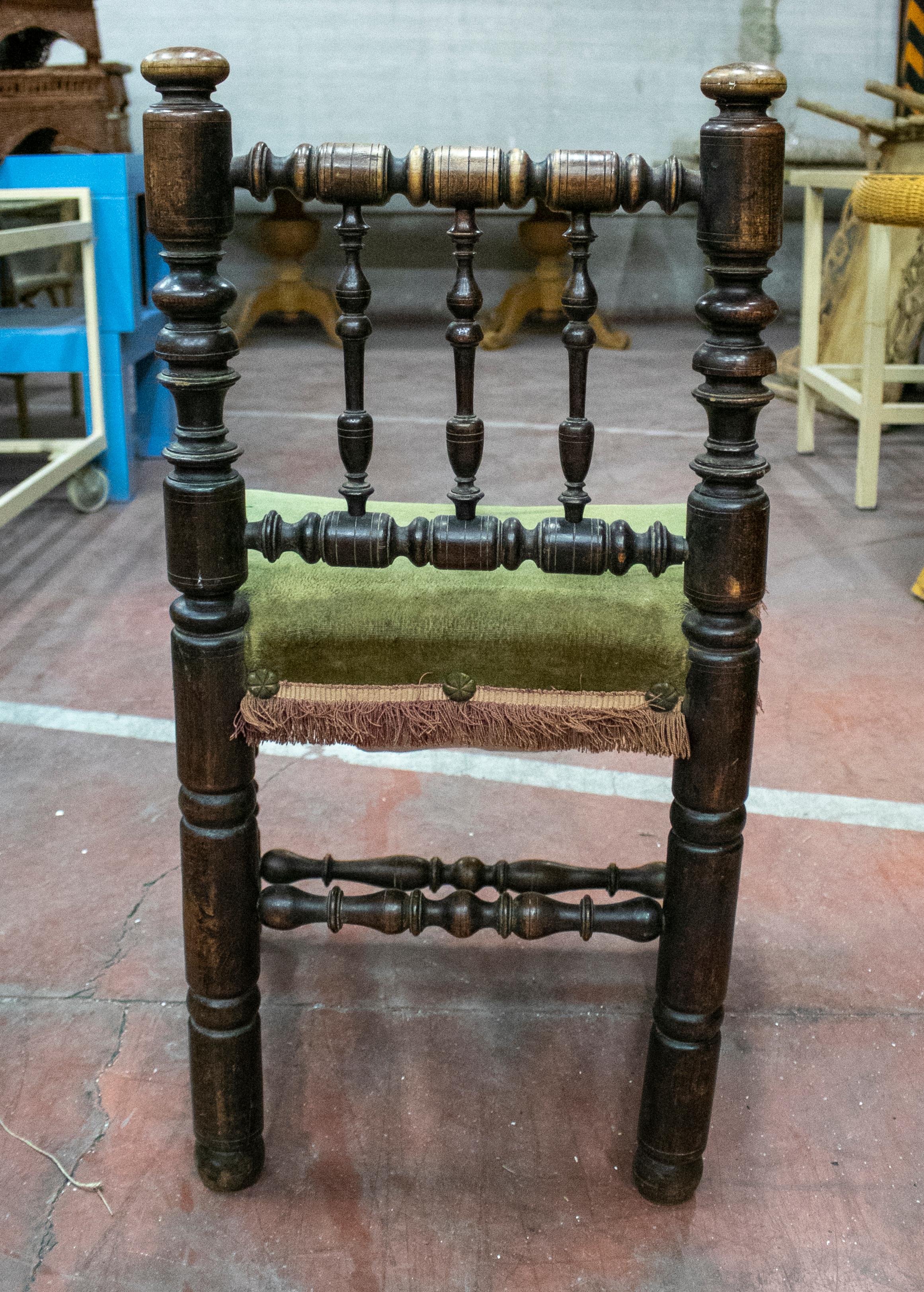 Spanisches Paar Stühle des 19. Jahrhunderts mit gedrechselten Füßen und gepolstertem Sitz aus Samt im Angebot 2