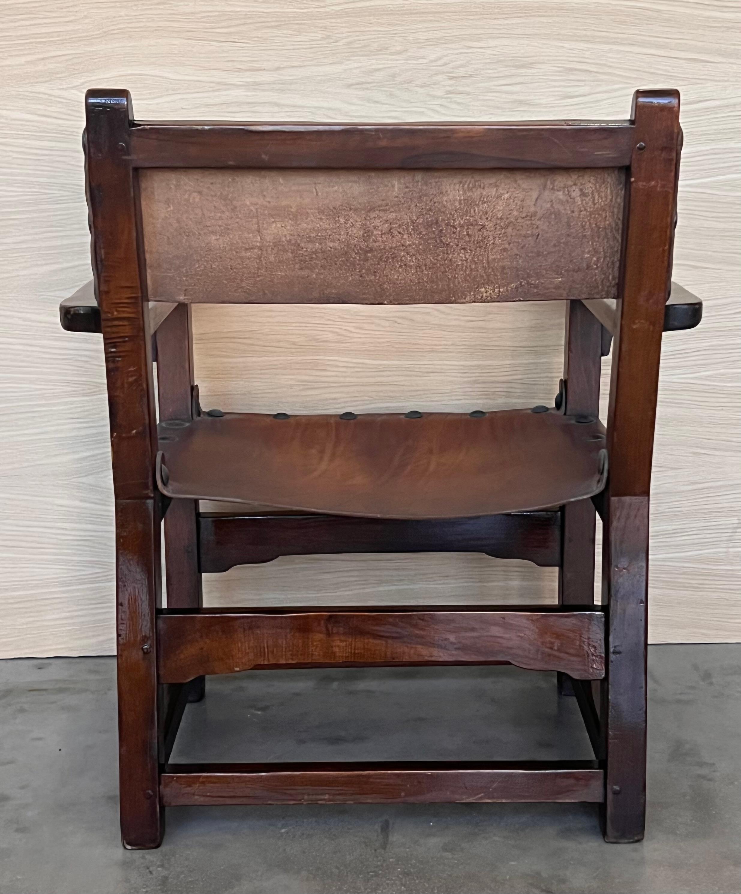 19. Jahrhundert Spanisches Paar geschnitzter Sessel aus der Kolonialzeit mit Ledersitz und -rücken im Angebot 6