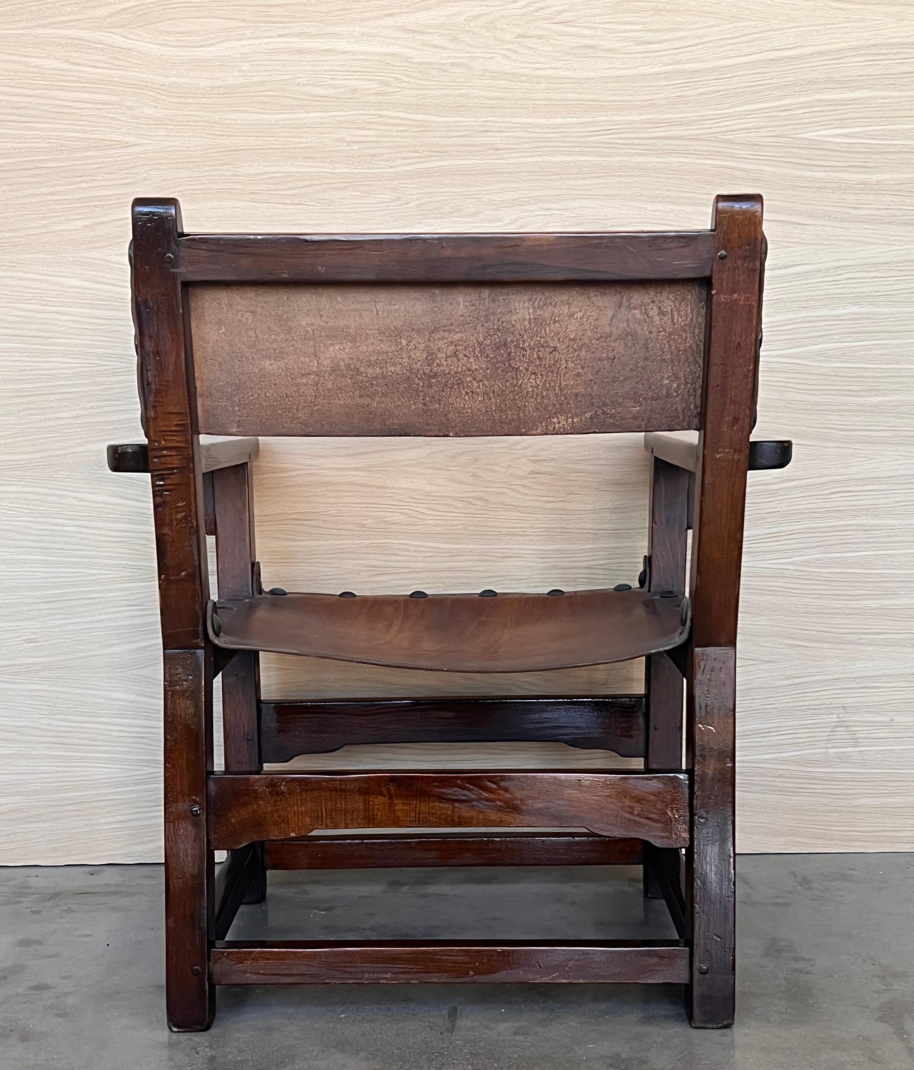 19. Jahrhundert Spanisches Paar geschnitzter Sessel aus der Kolonialzeit mit Ledersitz und -rücken im Angebot 7