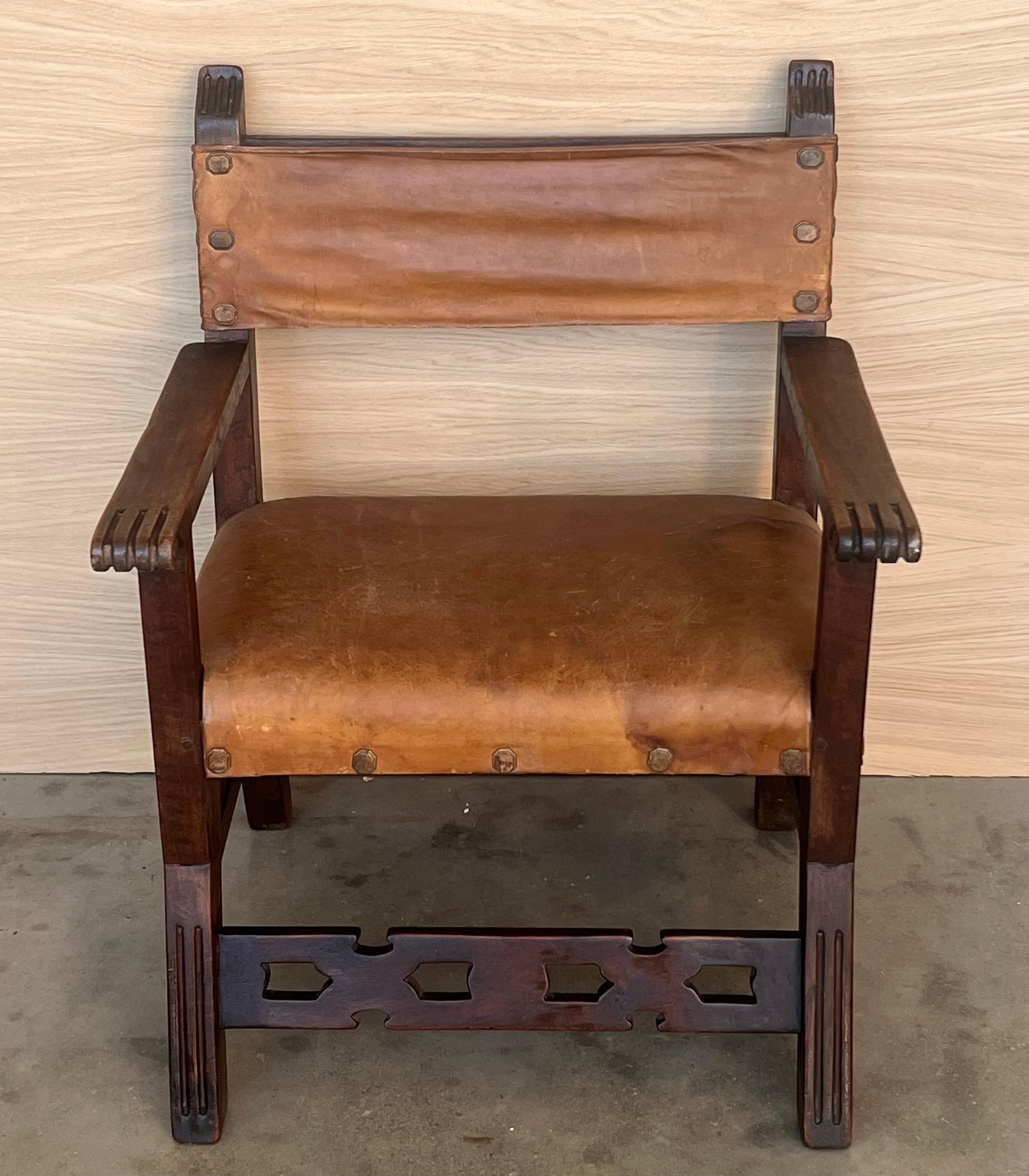 19. Jahrhundert Spanisches Paar geschnitzter Sessel aus der Kolonialzeit mit Ledersitz und -rücken (Spanisch Kolonial) im Angebot