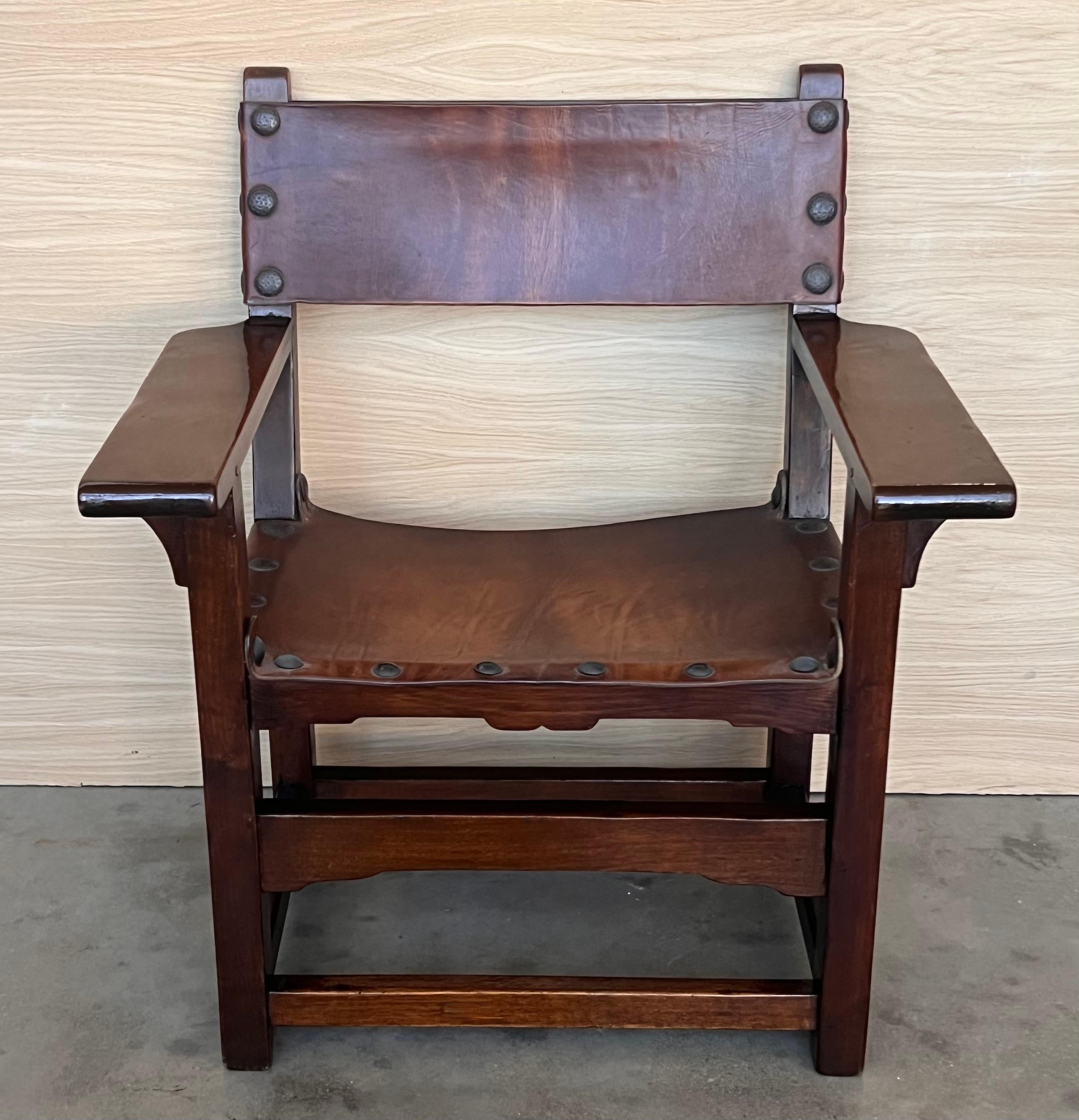 19. Jahrhundert Spanisches Paar geschnitzter Sessel aus der Kolonialzeit mit Ledersitz und -rücken im Zustand „Gut“ im Angebot in Miami, FL