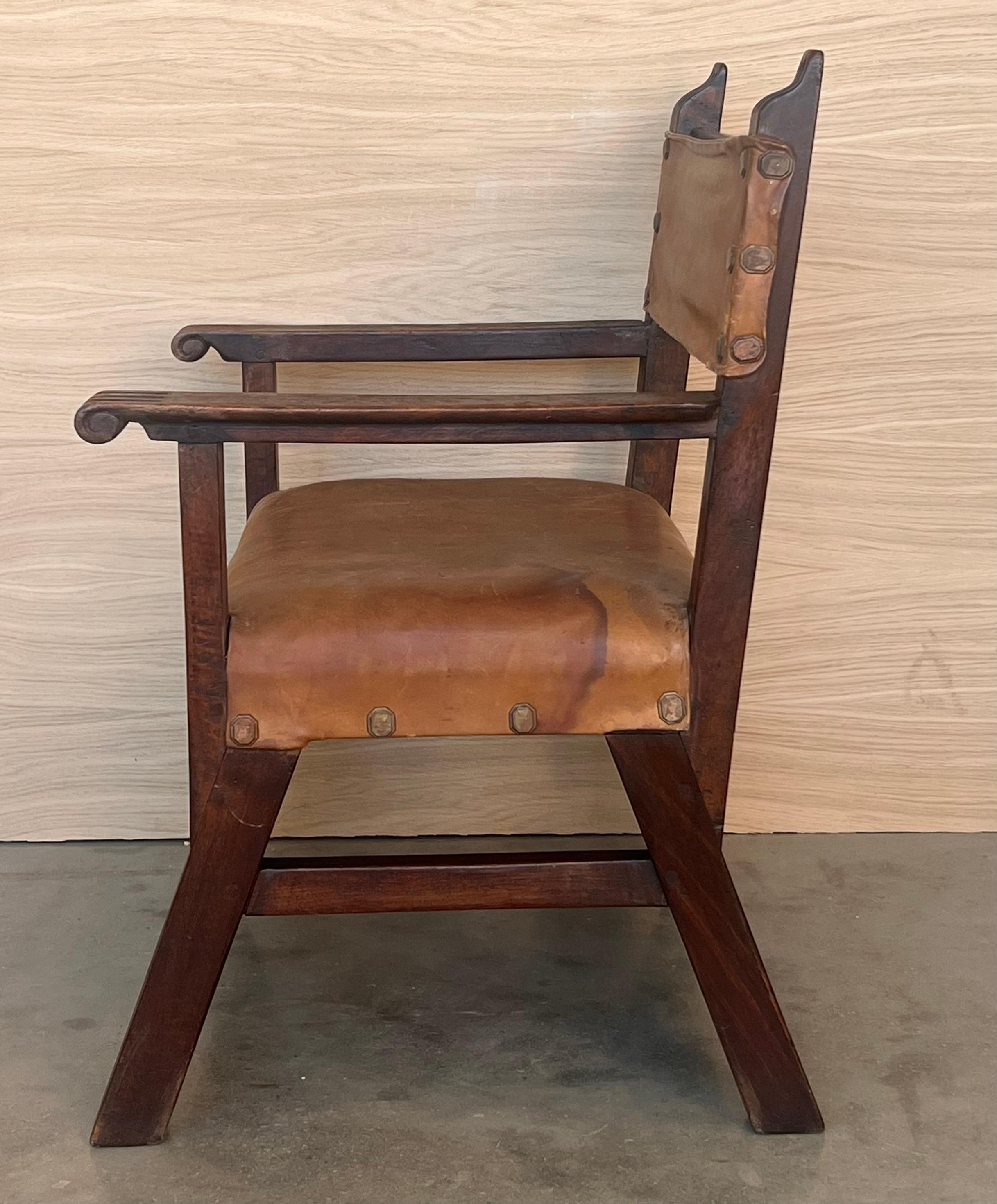 19. Jahrhundert Spanisches Paar geschnitzter Sessel aus der Kolonialzeit mit Ledersitz und -rücken (Walnuss) im Angebot