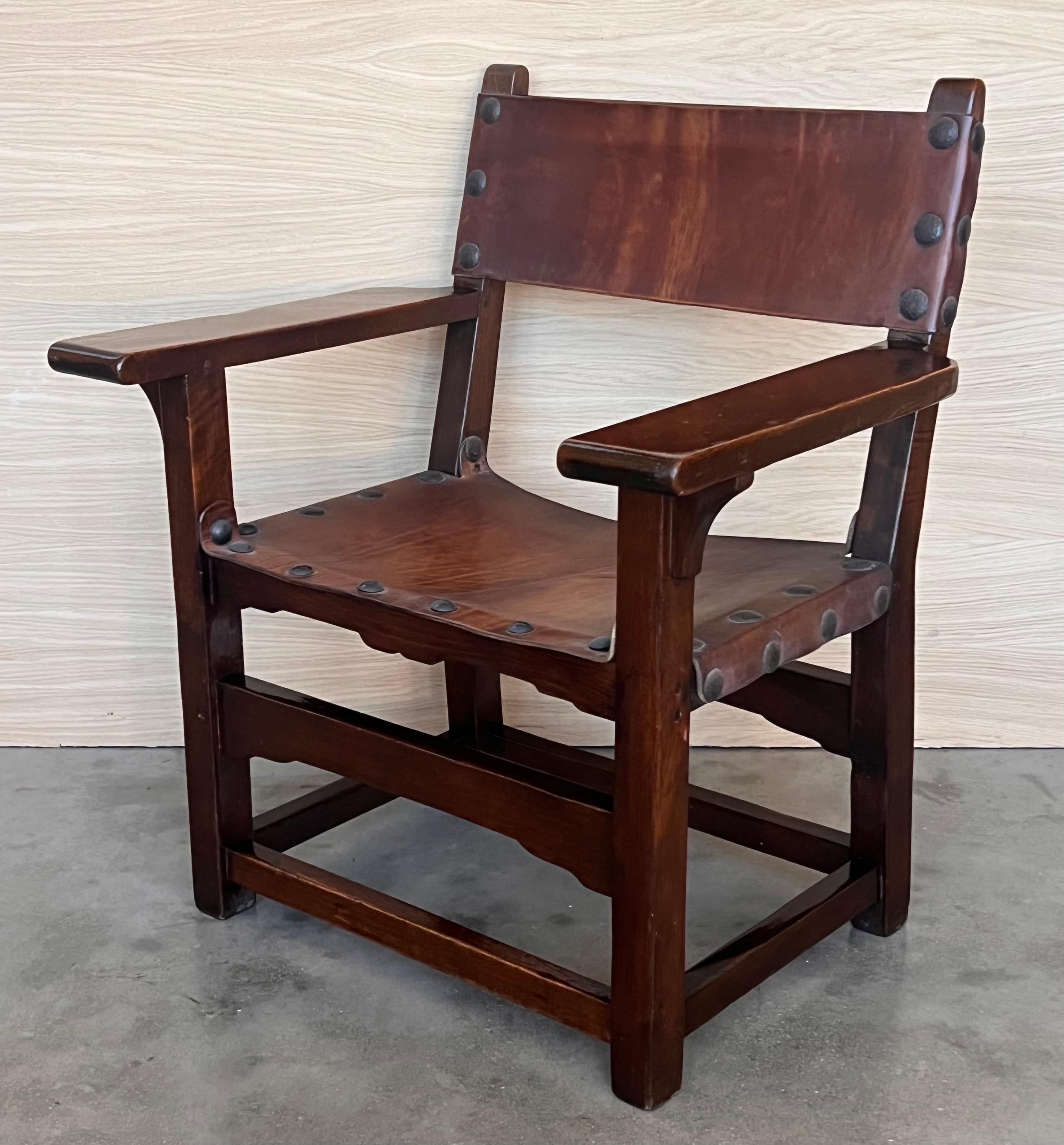 19. Jahrhundert Spanisches Paar geschnitzter Sessel aus der Kolonialzeit mit Ledersitz und -rücken im Angebot 1