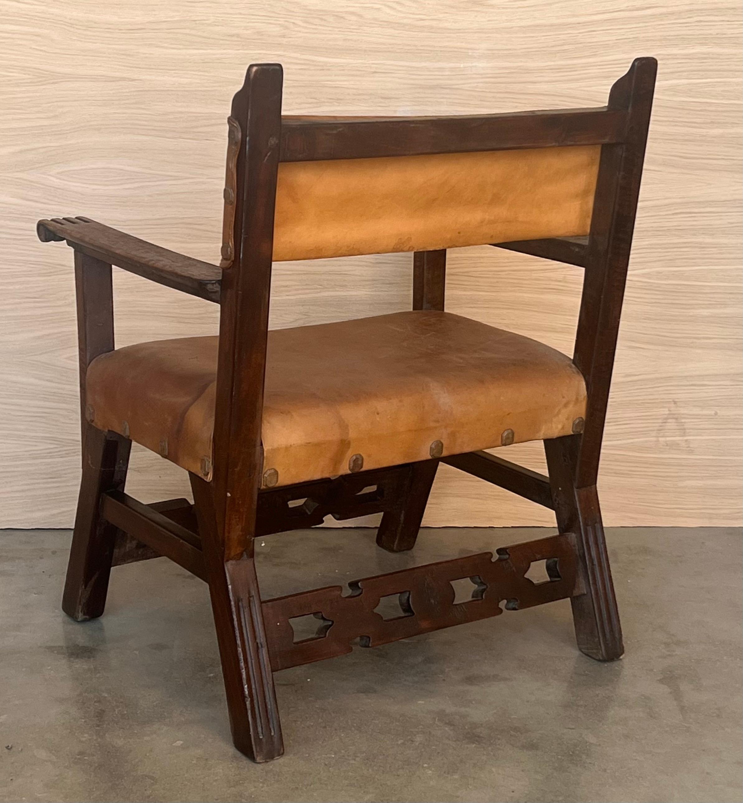 19. Jahrhundert Spanisches Paar geschnitzter Sessel aus der Kolonialzeit mit Ledersitz und -rücken im Angebot 1