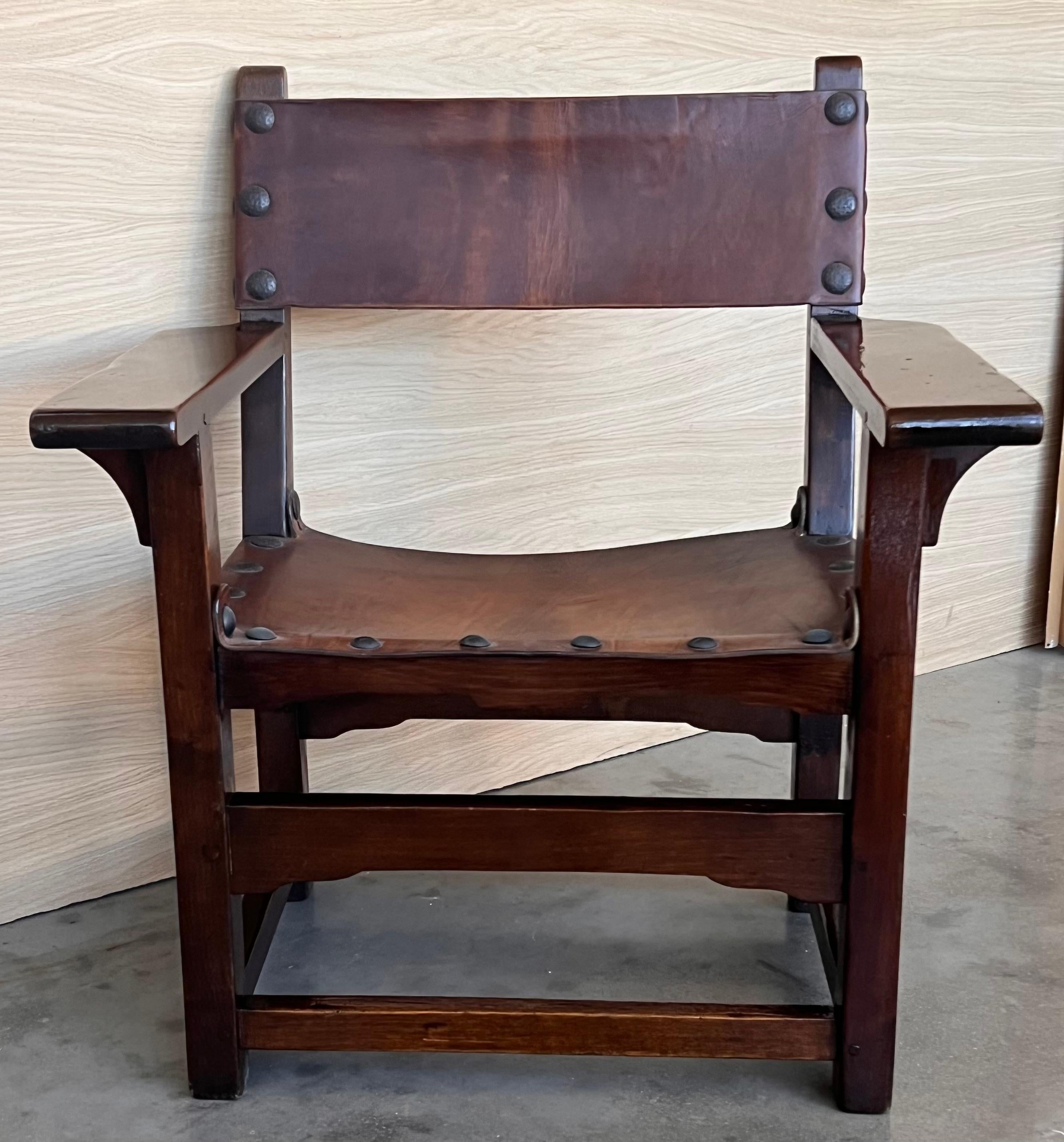 19. Jahrhundert Spanisches Paar geschnitzter Sessel aus der Kolonialzeit mit Ledersitz und -rücken im Angebot 2