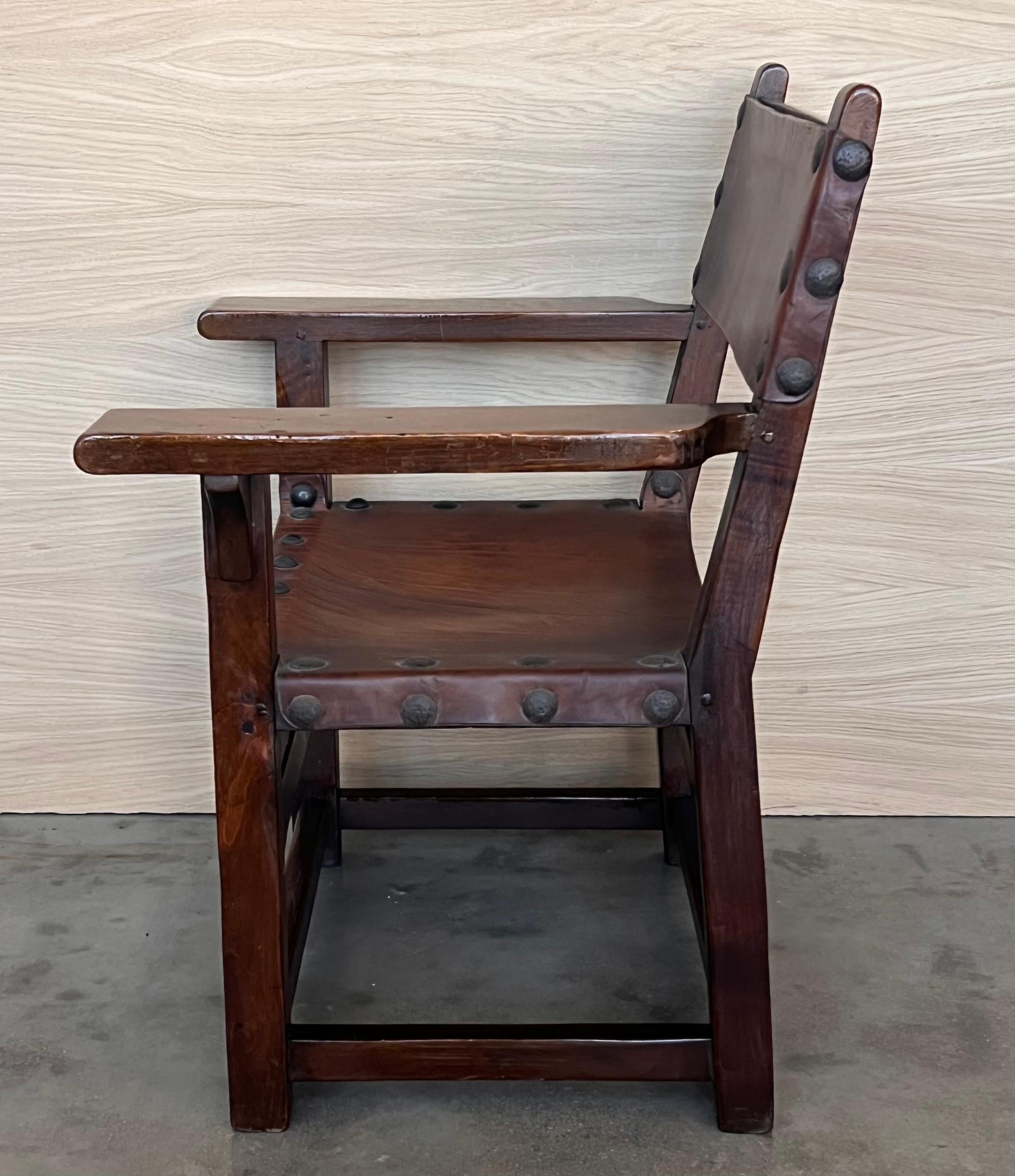 19. Jahrhundert Spanisches Paar geschnitzter Sessel aus der Kolonialzeit mit Ledersitz und -rücken im Angebot 3