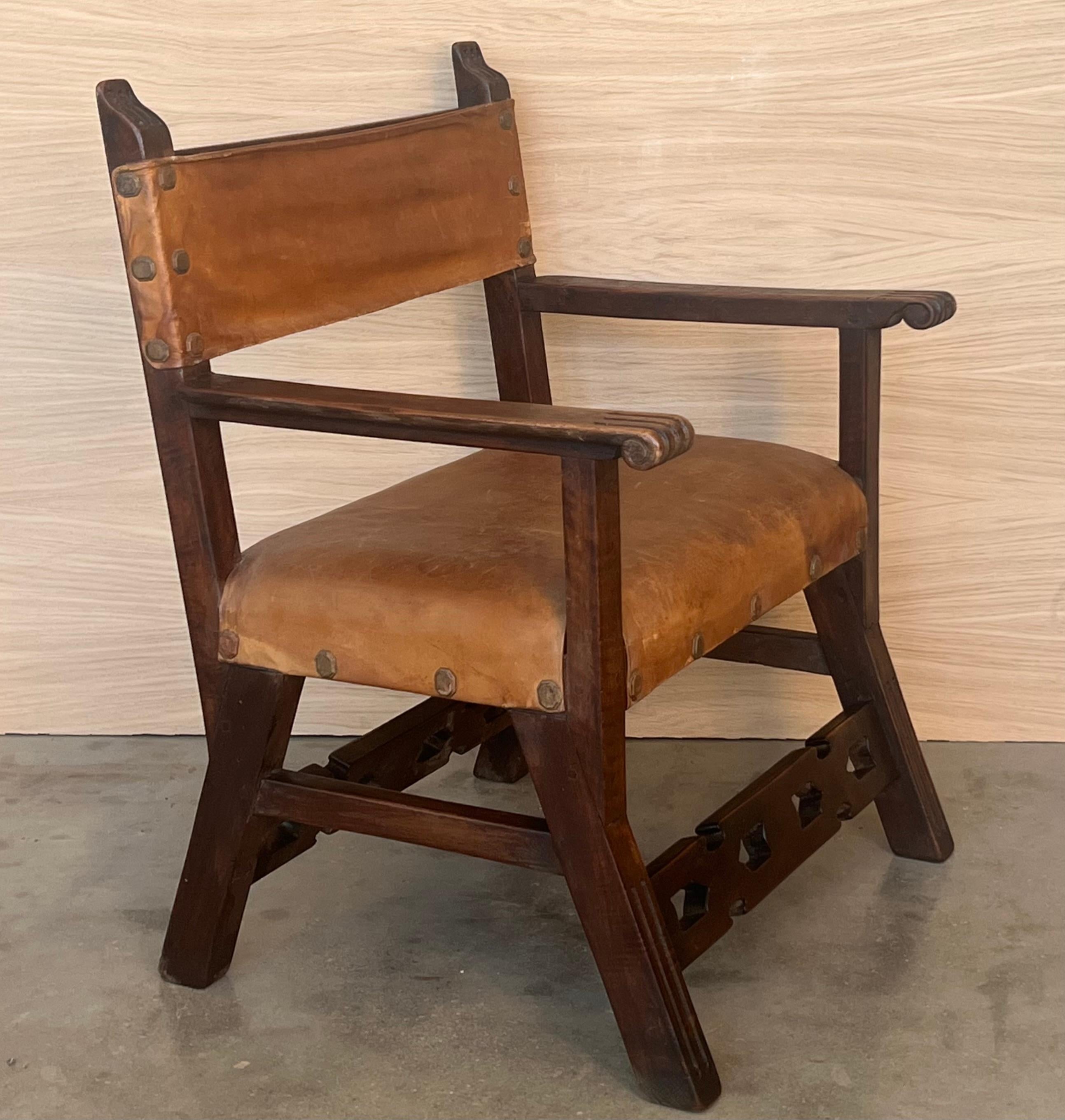 19. Jahrhundert Spanisches Paar geschnitzter Sessel aus der Kolonialzeit mit Ledersitz und -rücken im Angebot 3