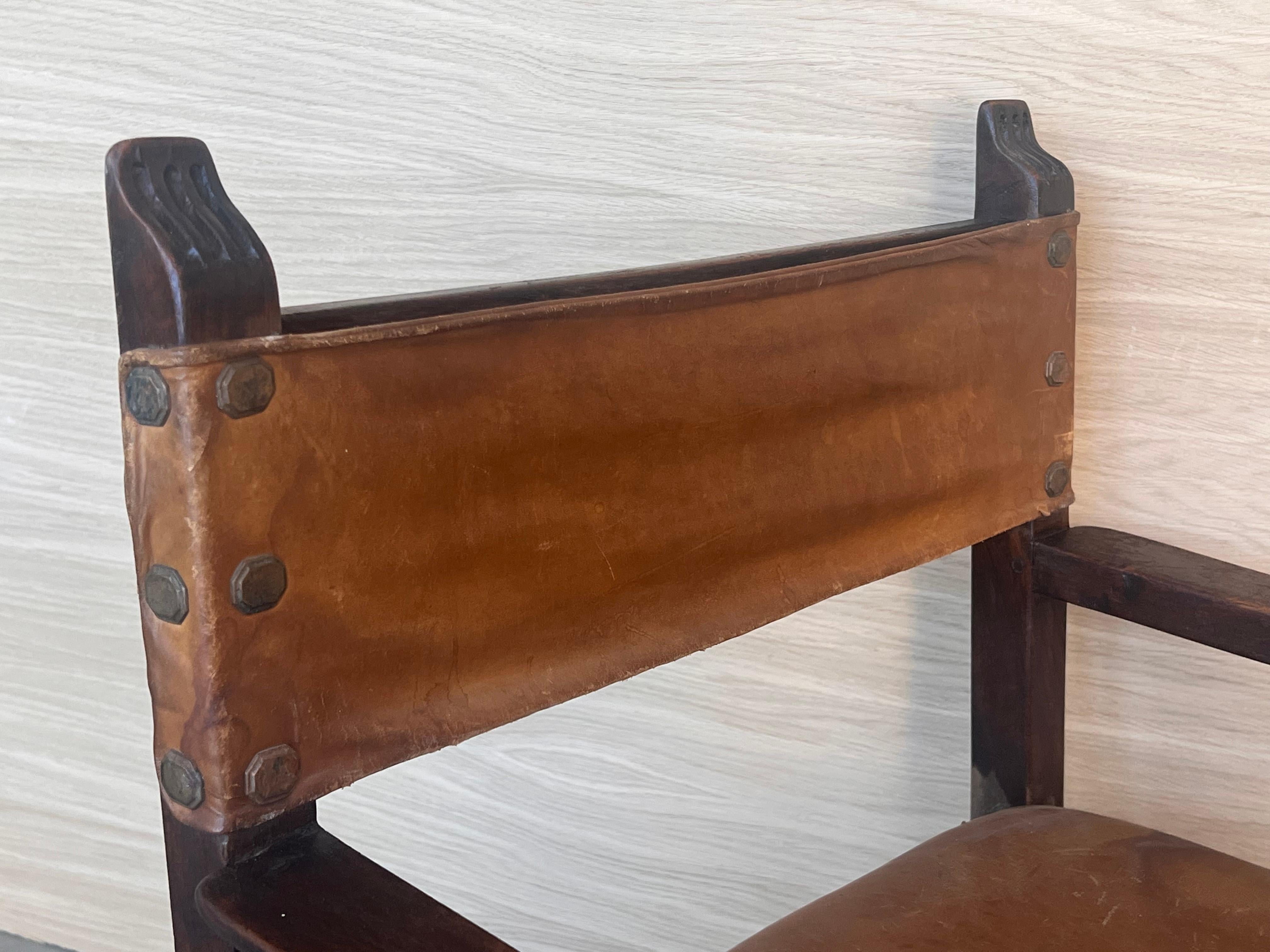 19. Jahrhundert Spanisches Paar geschnitzter Sessel aus der Kolonialzeit mit Ledersitz und -rücken im Angebot 4