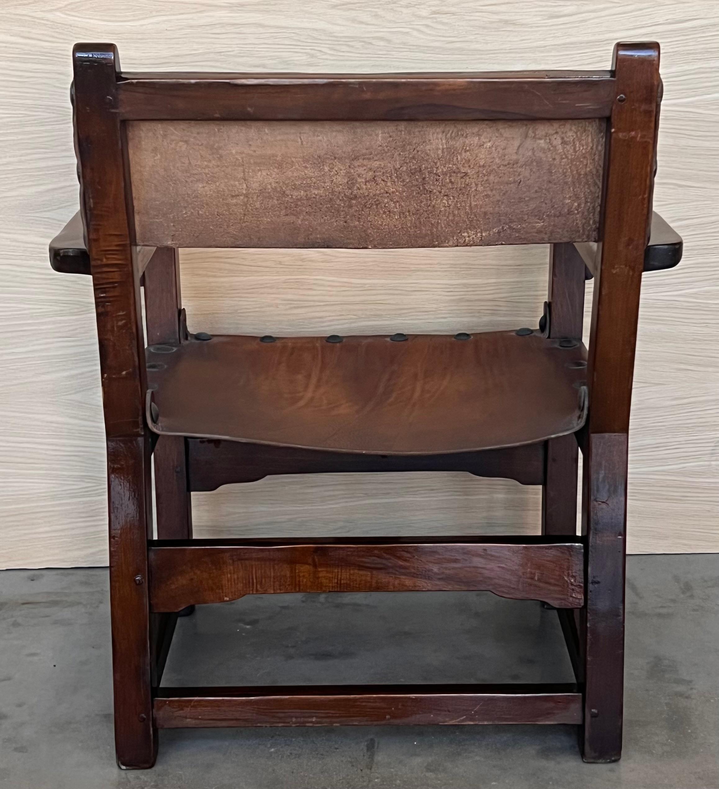 19. Jahrhundert Spanisches Paar geschnitzter Sessel aus der Kolonialzeit mit Ledersitz und -rücken im Angebot 5