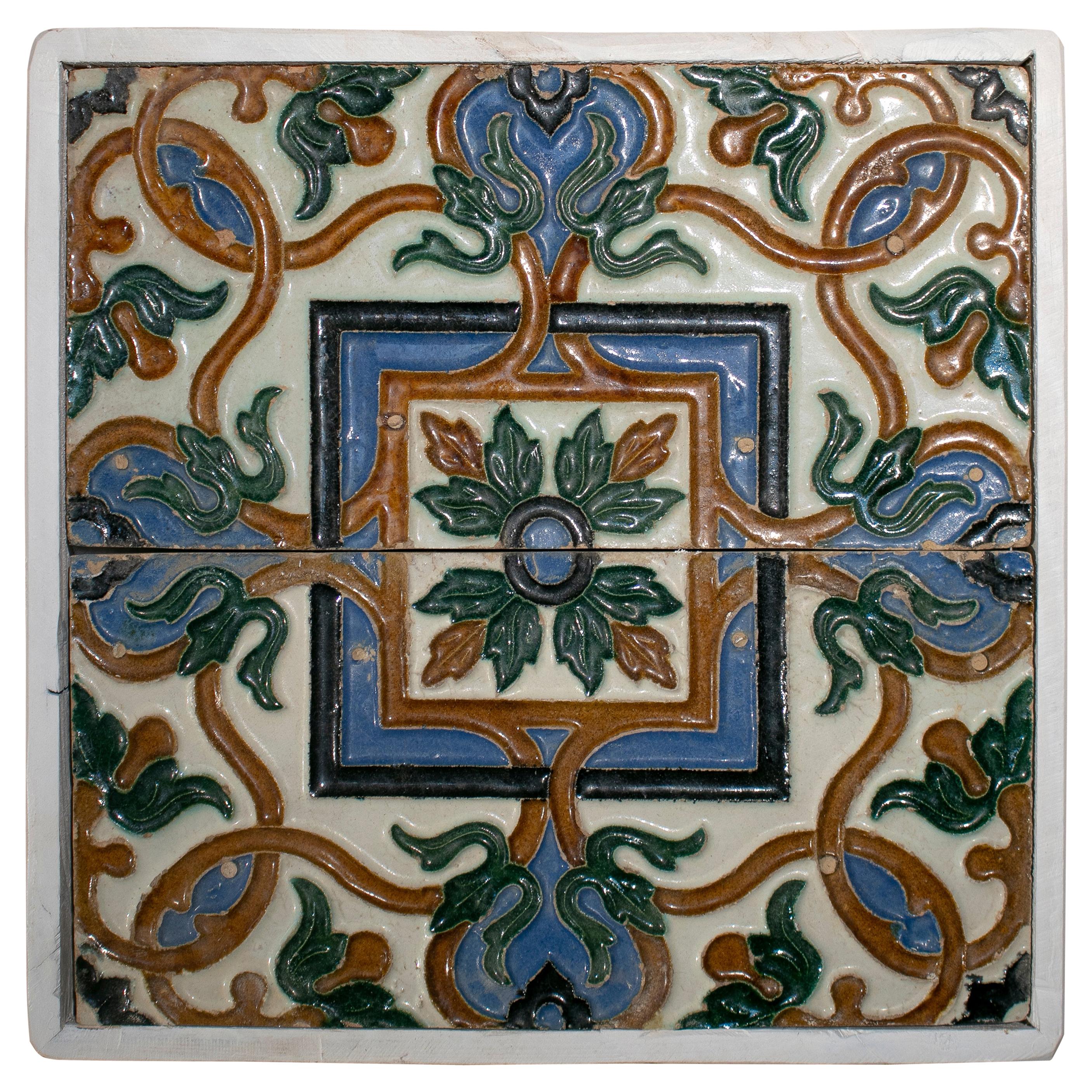 Spanisches Paar „Cuerda Seca“ farbige glasierte Keramikfliesen aus dem 19. Jahrhundert, gerahmt