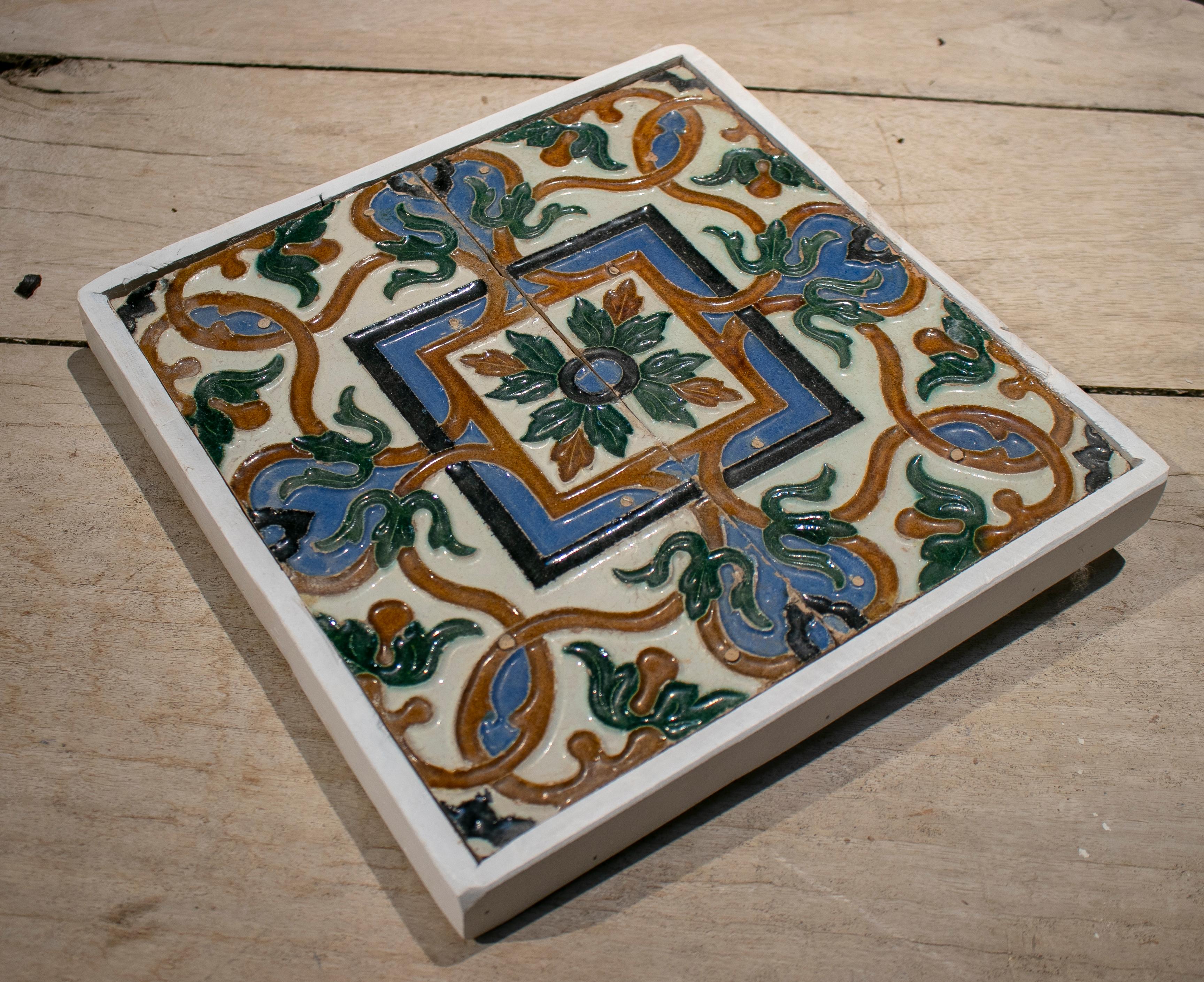 Spanisches Paar „Cuerda Seca“ farbige glasierte Keramikfliesen aus dem 19. Jahrhundert, gerahmt im Zustand „Gut“ im Angebot in Marbella, ES
