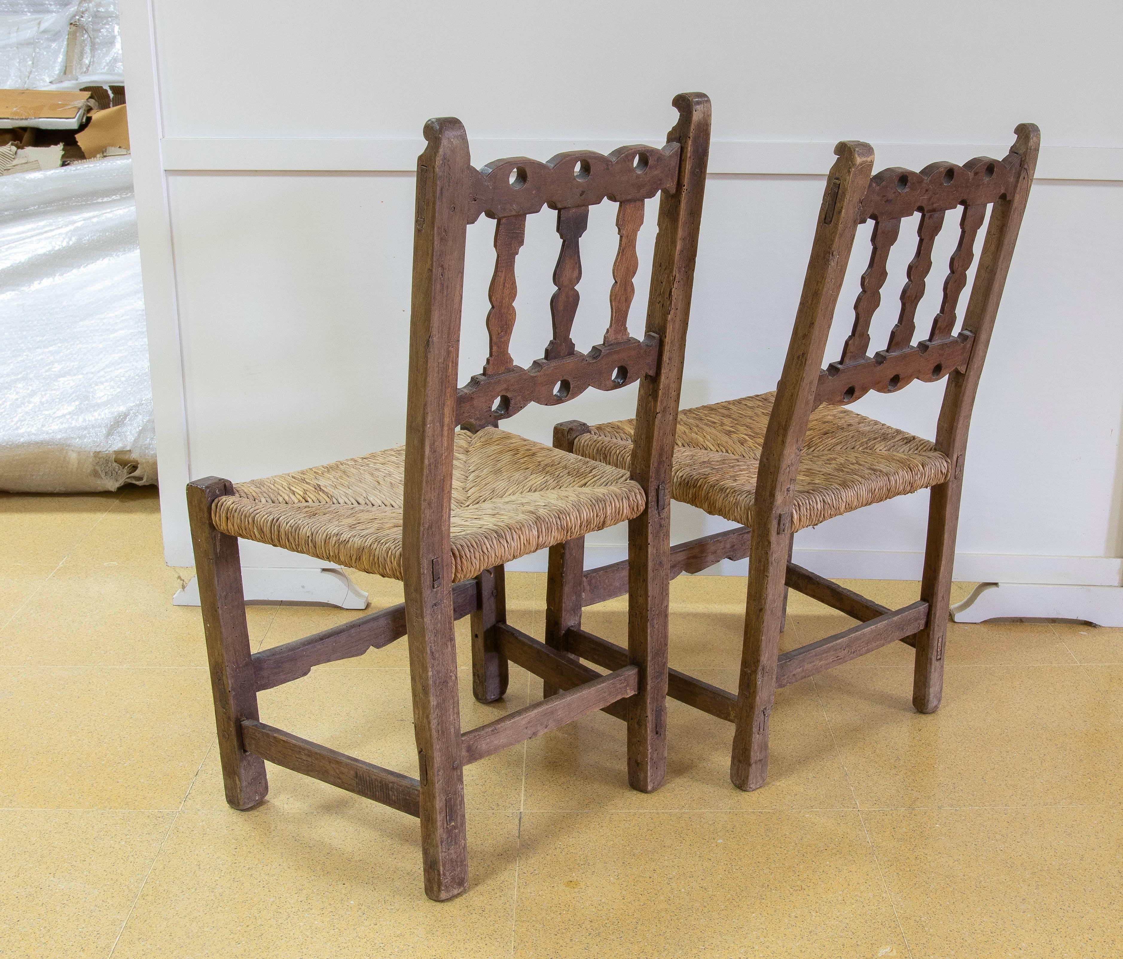 Sculpté à la main Paire de chaises espagnoles du 19ème siècle en forme d'olivier avec sièges en forme de rouleau en vente