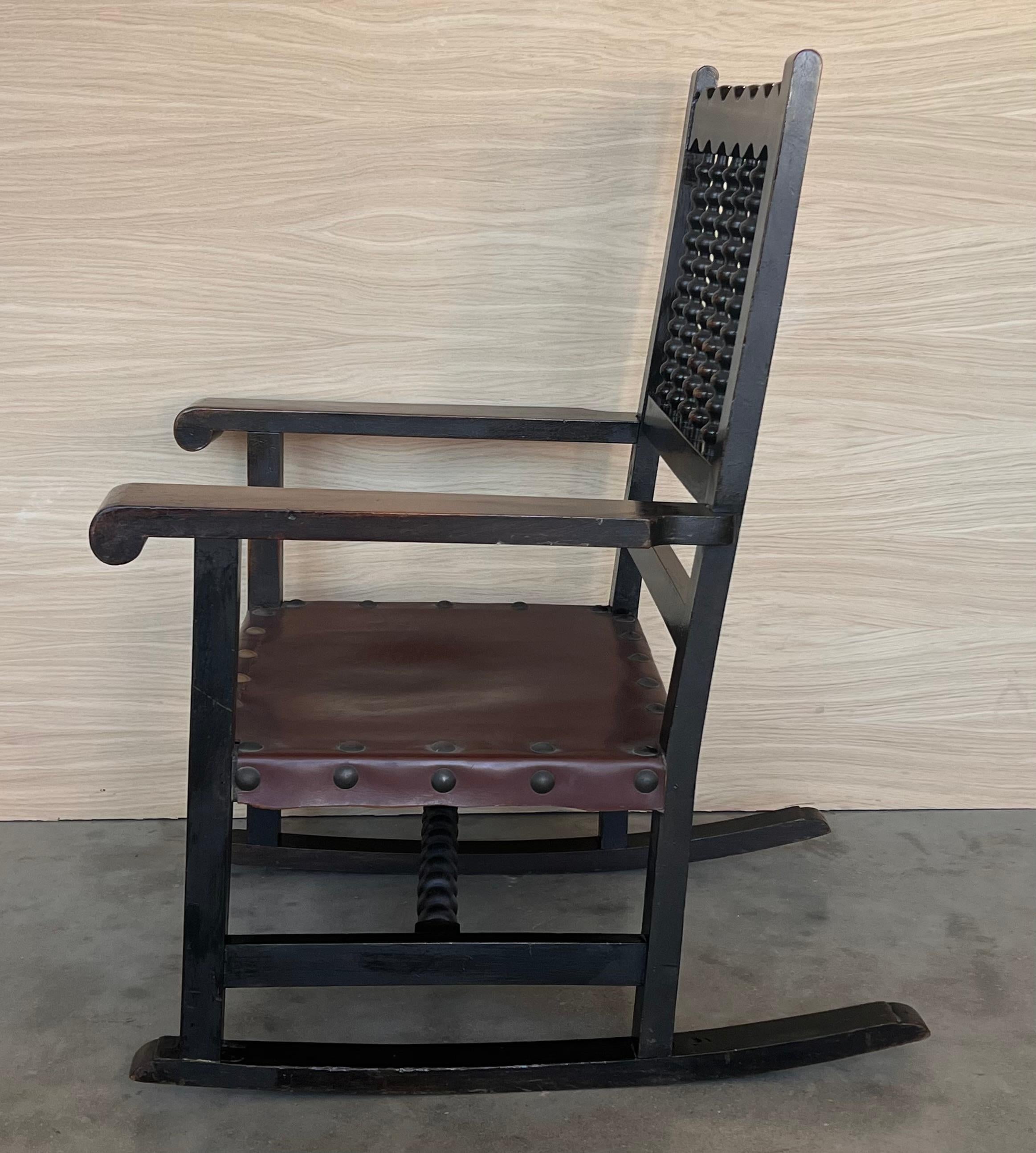 20ième siècle Paire de fauteuils espagnol du 19ème siècle sculptés à bascule avec assise et dossier en cuir en vente