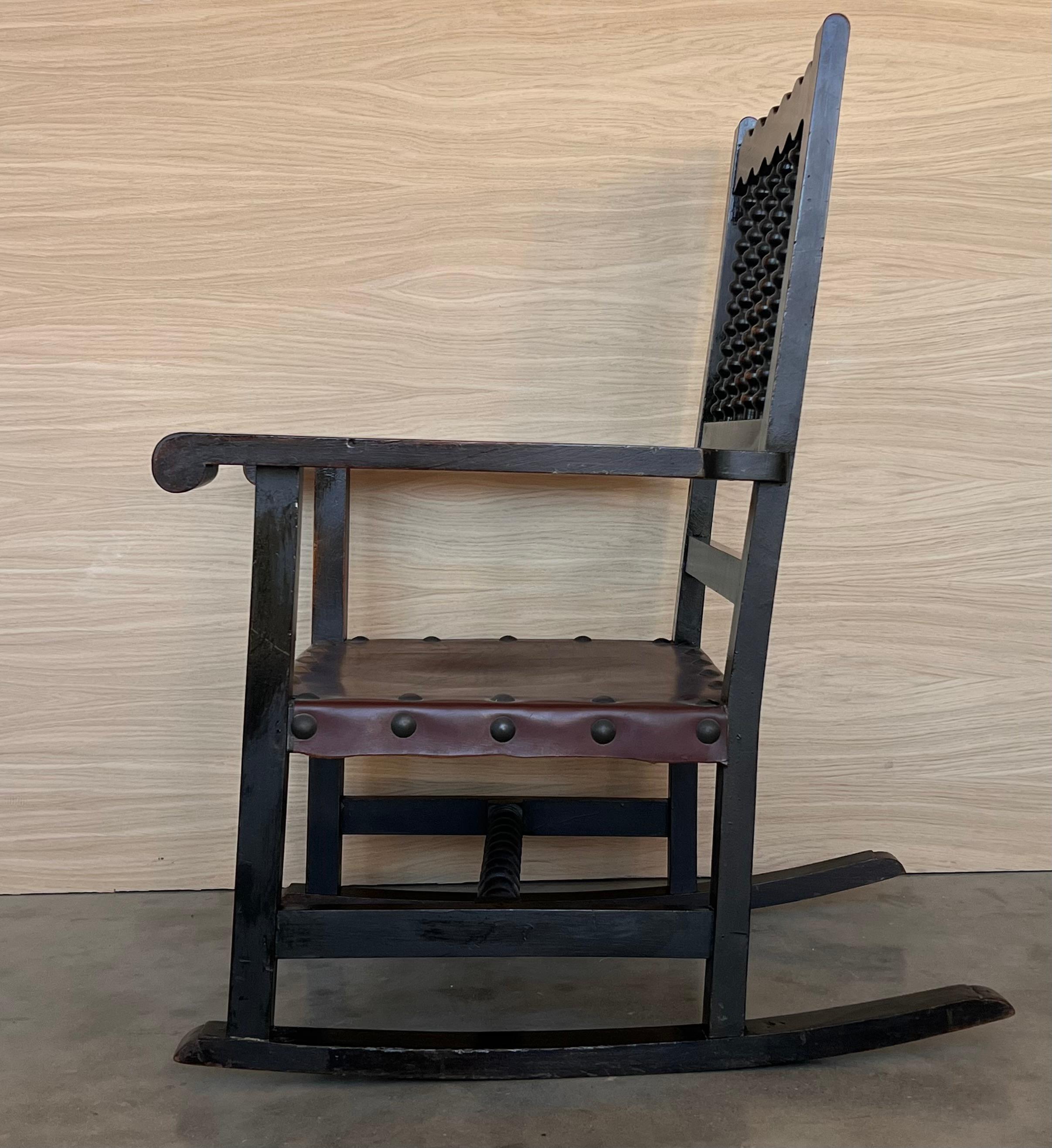 Cuir Paire de fauteuils espagnol du 19ème siècle sculptés à bascule avec assise et dossier en cuir en vente