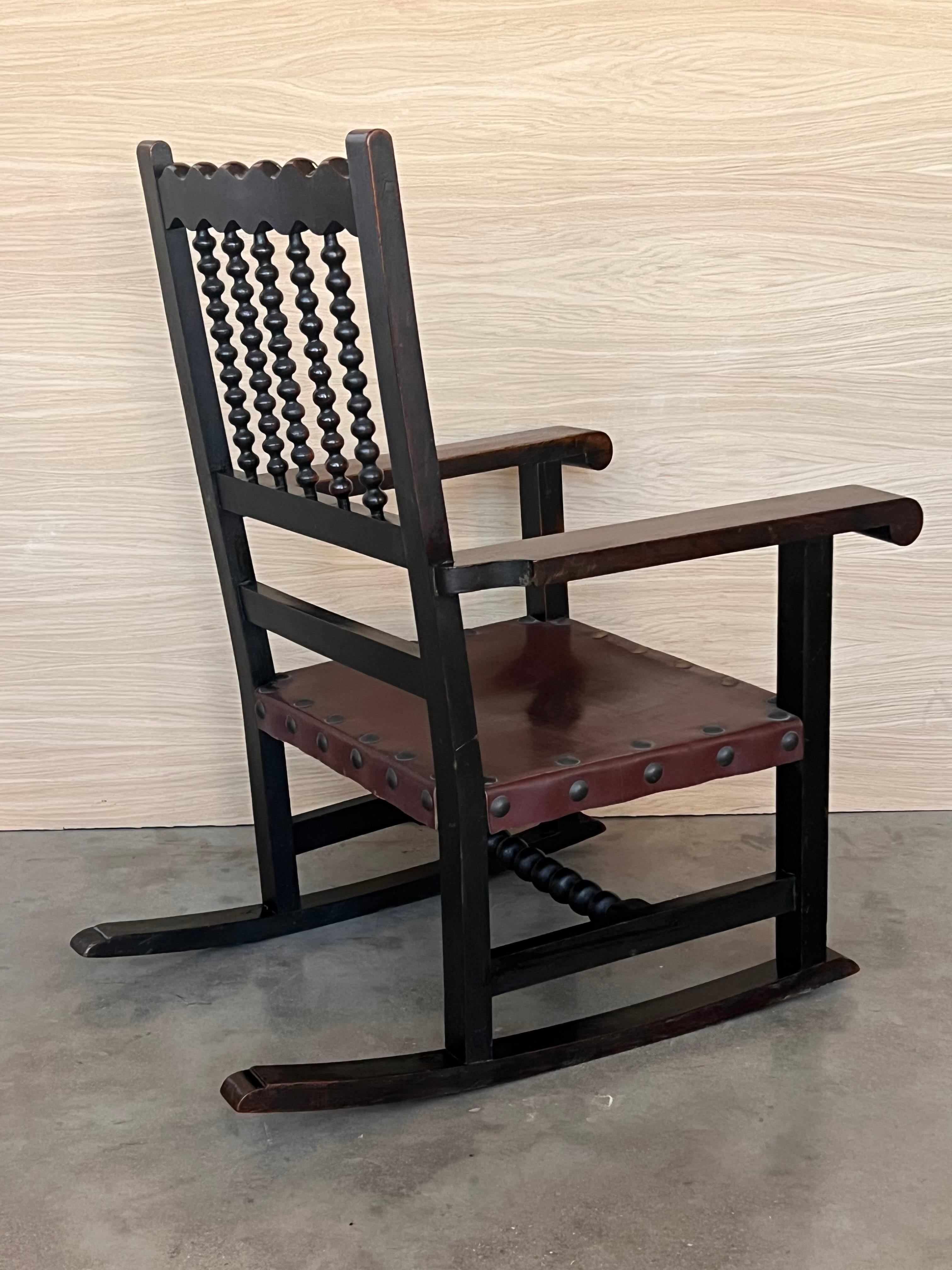 Paire de fauteuils espagnol du 19ème siècle sculptés à bascule avec assise et dossier en cuir en vente 2