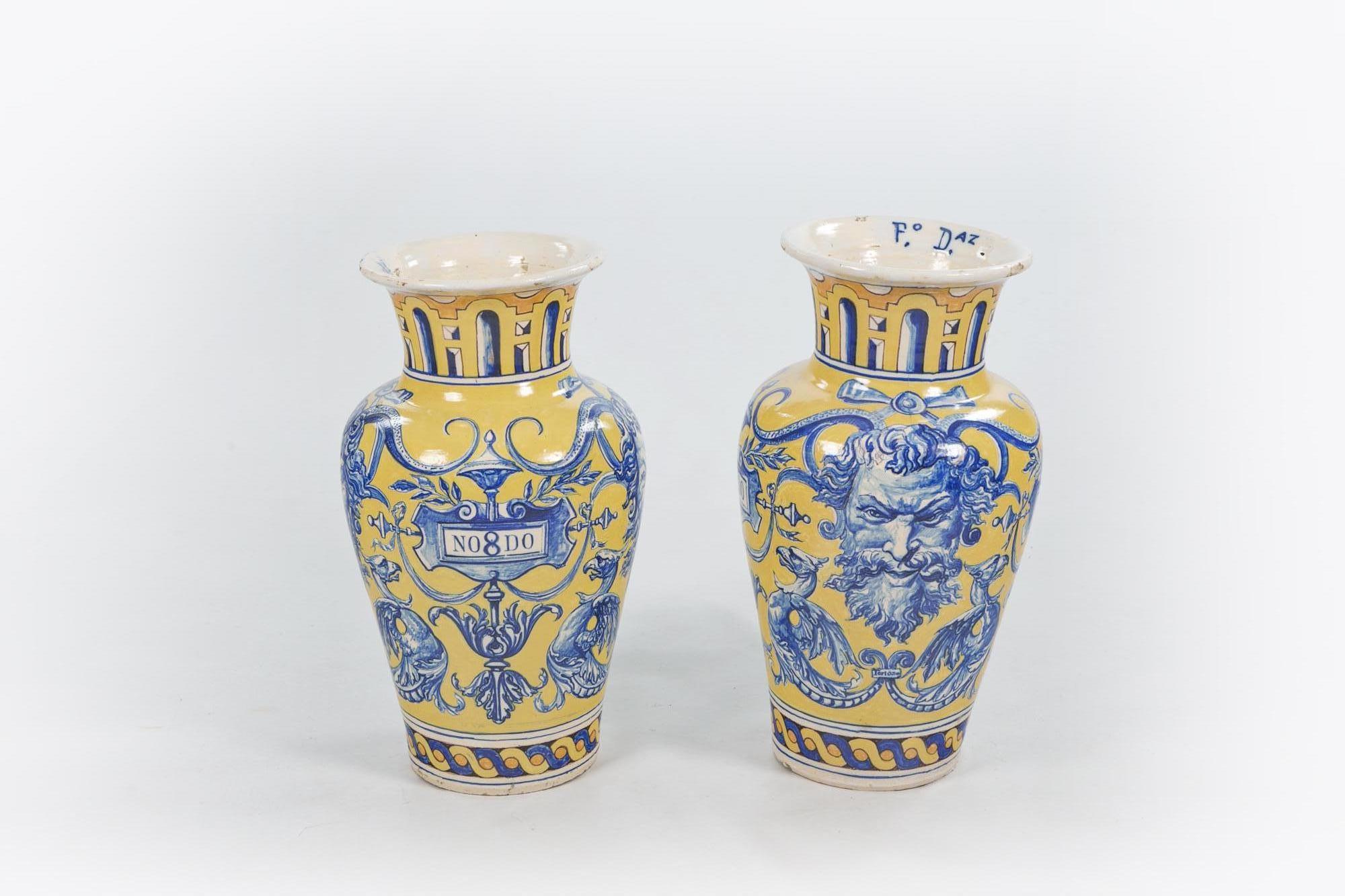 Espagnol Paire d'urnes espagnoles du 19ème siècle, poterie Talavera de la Reina, estampillée 1899 en vente