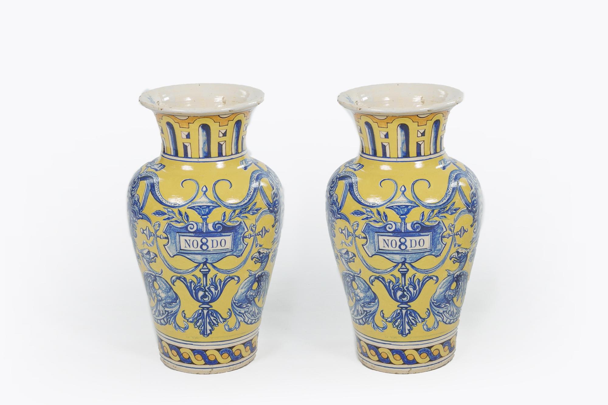 Spanisches Paar Urnen aus dem 19. Jahrhundert, Talavera de la Reina-Keramik, gestempelt 1899 im Angebot 1
