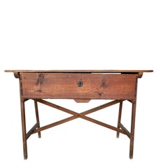 Tavolino a un cassetto in pino spagnolo del XIX secolo