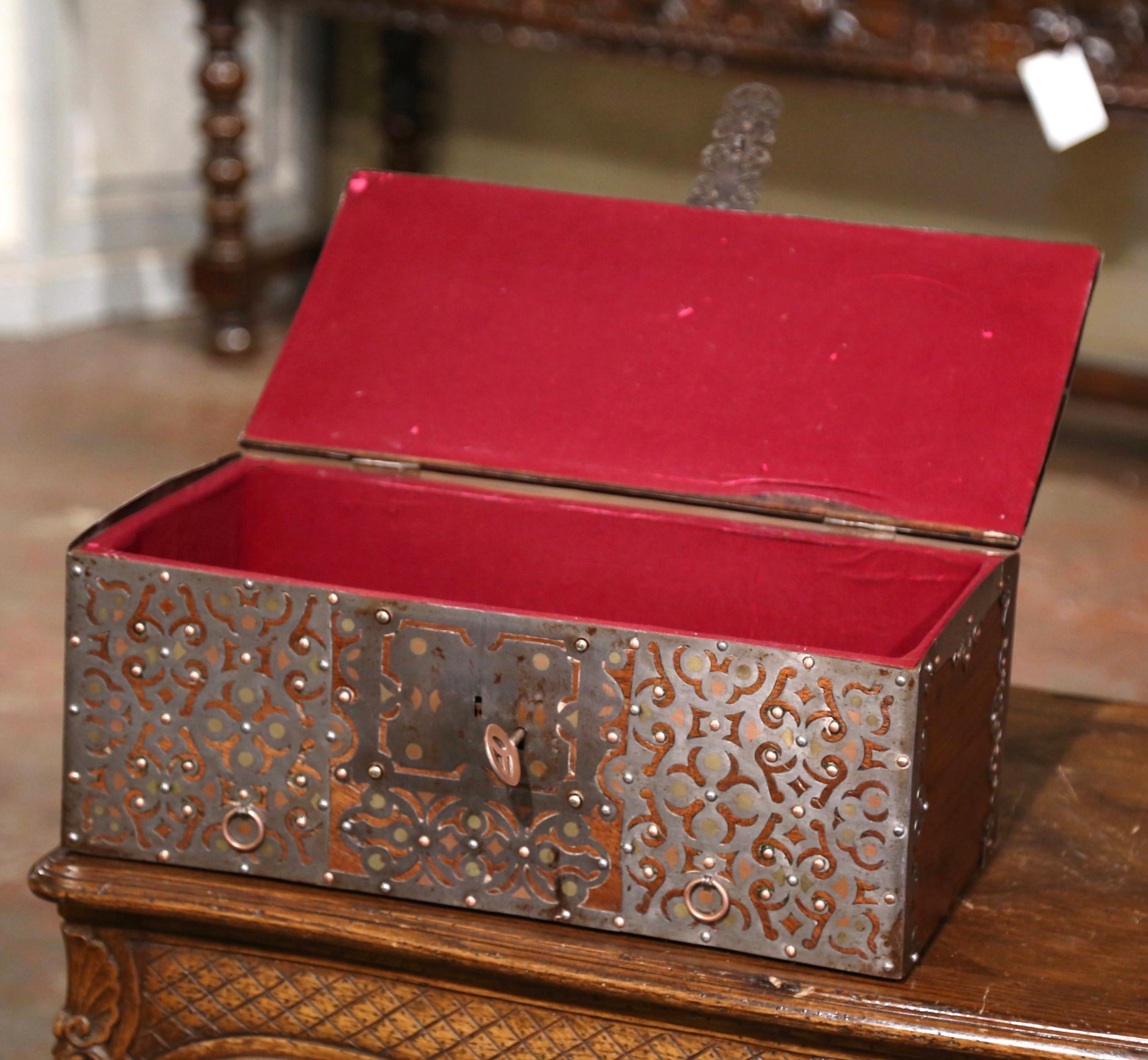 Boîte espagnole du 19ème siècle en fer poli avec motifs géométriques gravés et percés en vente 3