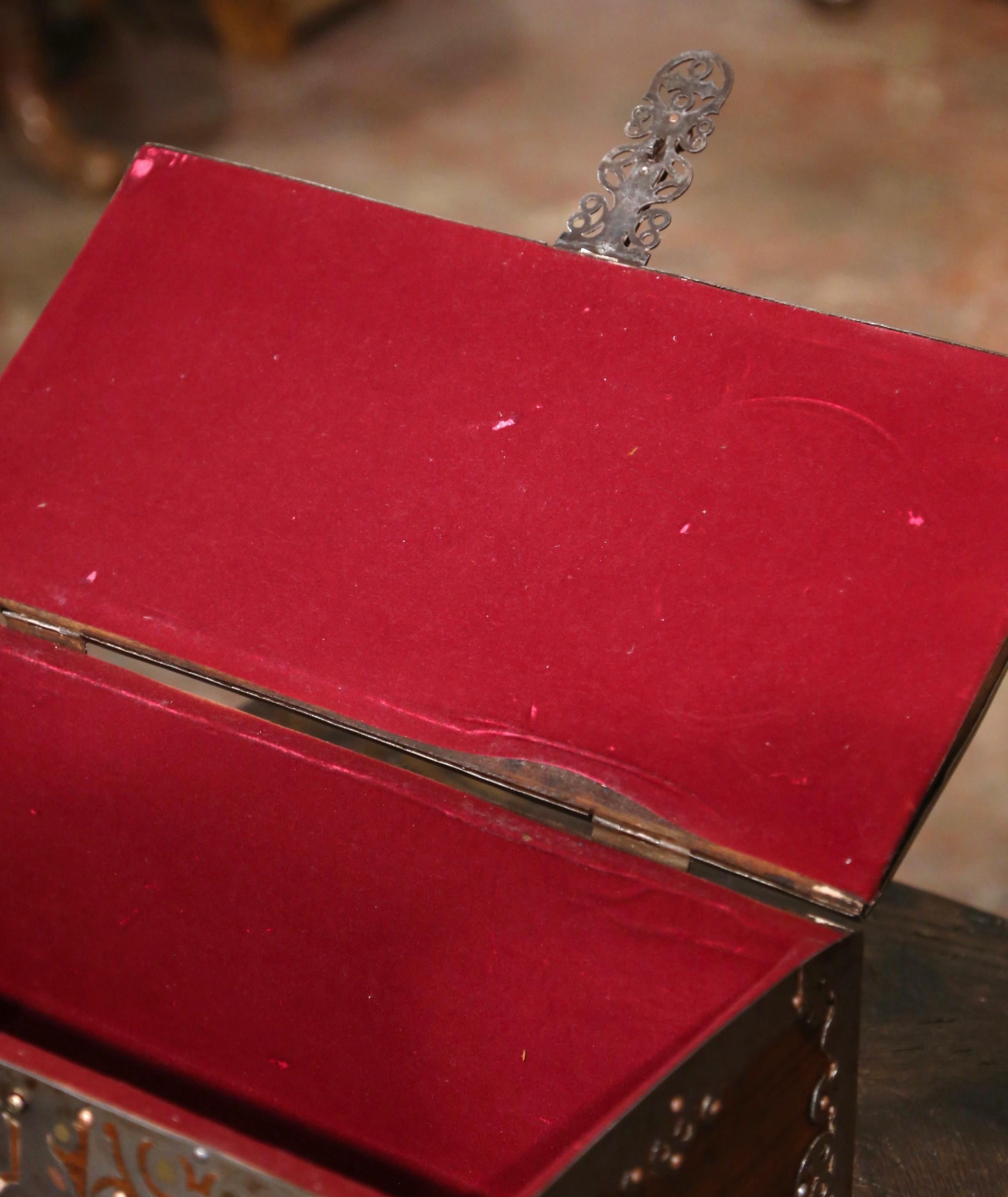 Boîte espagnole du 19ème siècle en fer poli avec motifs géométriques gravés et percés en vente 4