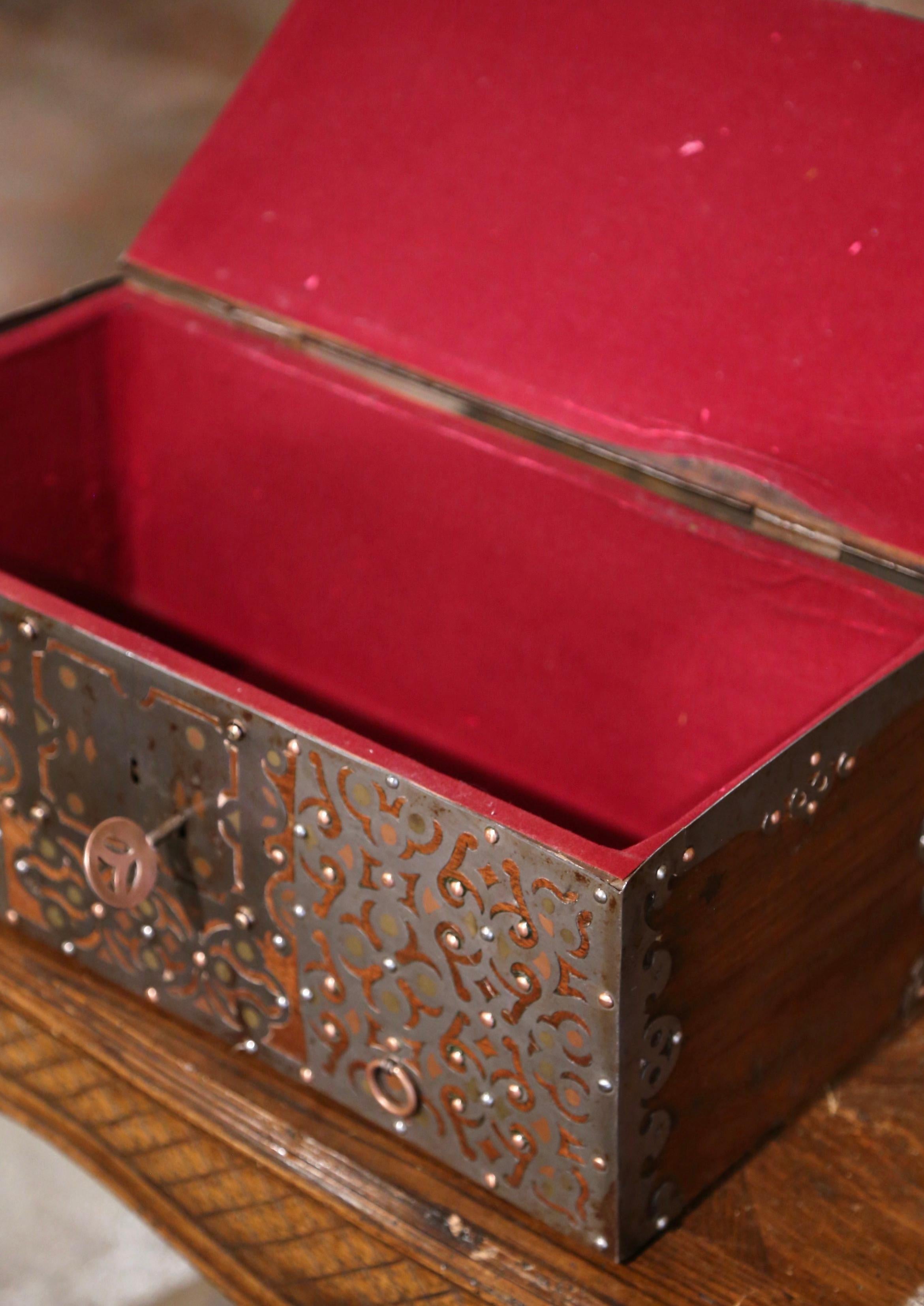 Boîte espagnole du 19ème siècle en fer poli avec motifs géométriques gravés et percés en vente 5
