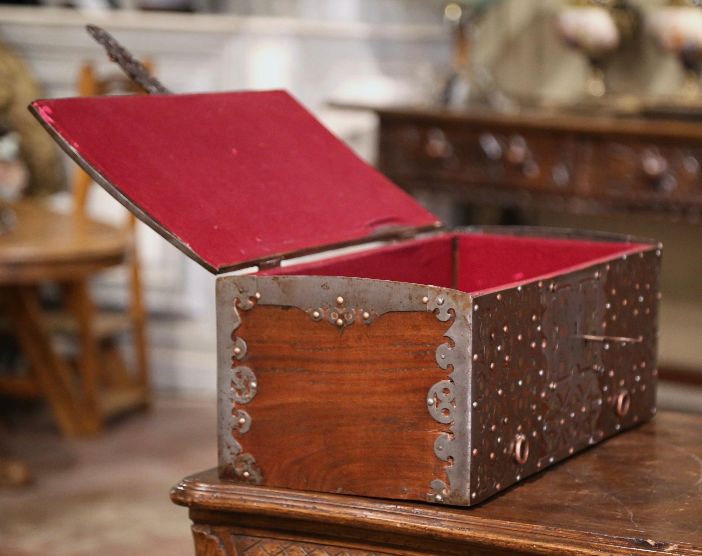 Boîte espagnole du 19ème siècle en fer poli avec motifs géométriques gravés et percés en vente 7