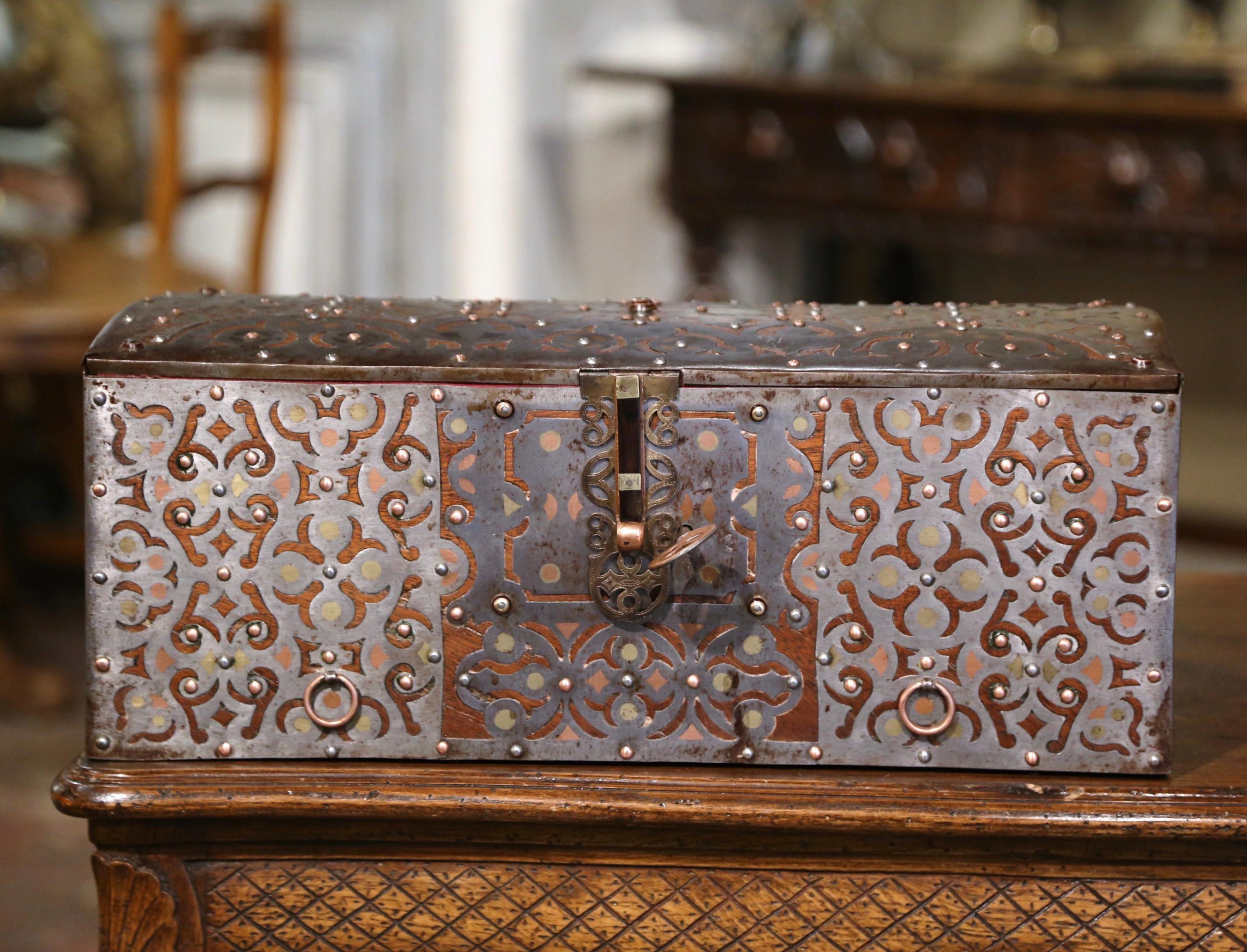 Gothique Boîte espagnole du 19ème siècle en fer poli avec motifs géométriques gravés et percés en vente