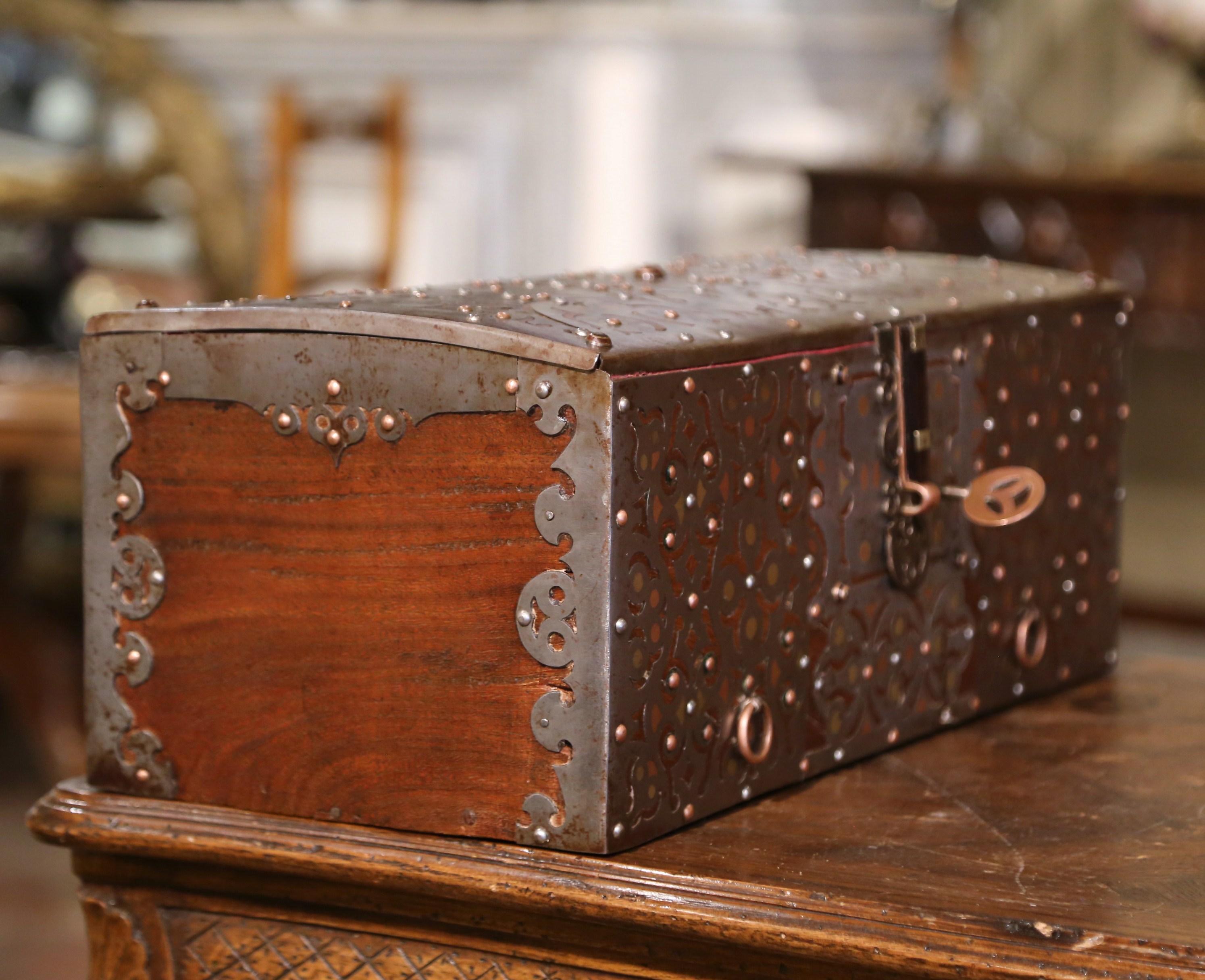 Boîte espagnole du 19ème siècle en fer poli avec motifs géométriques gravés et percés en vente 1