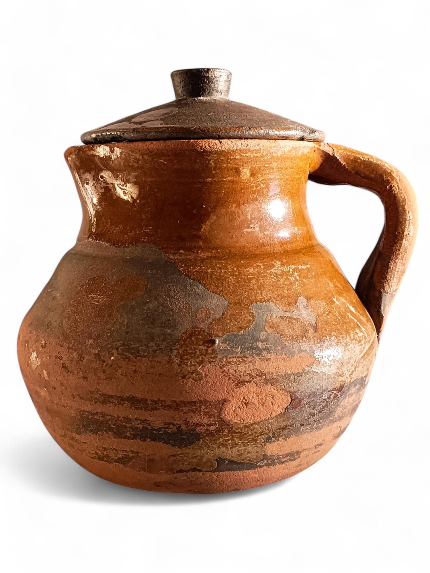Spanische rustikale patinierte Terrakotta-Teppichschale mit Deckel aus dem 19. Jahrhundert (Glasiert) im Angebot