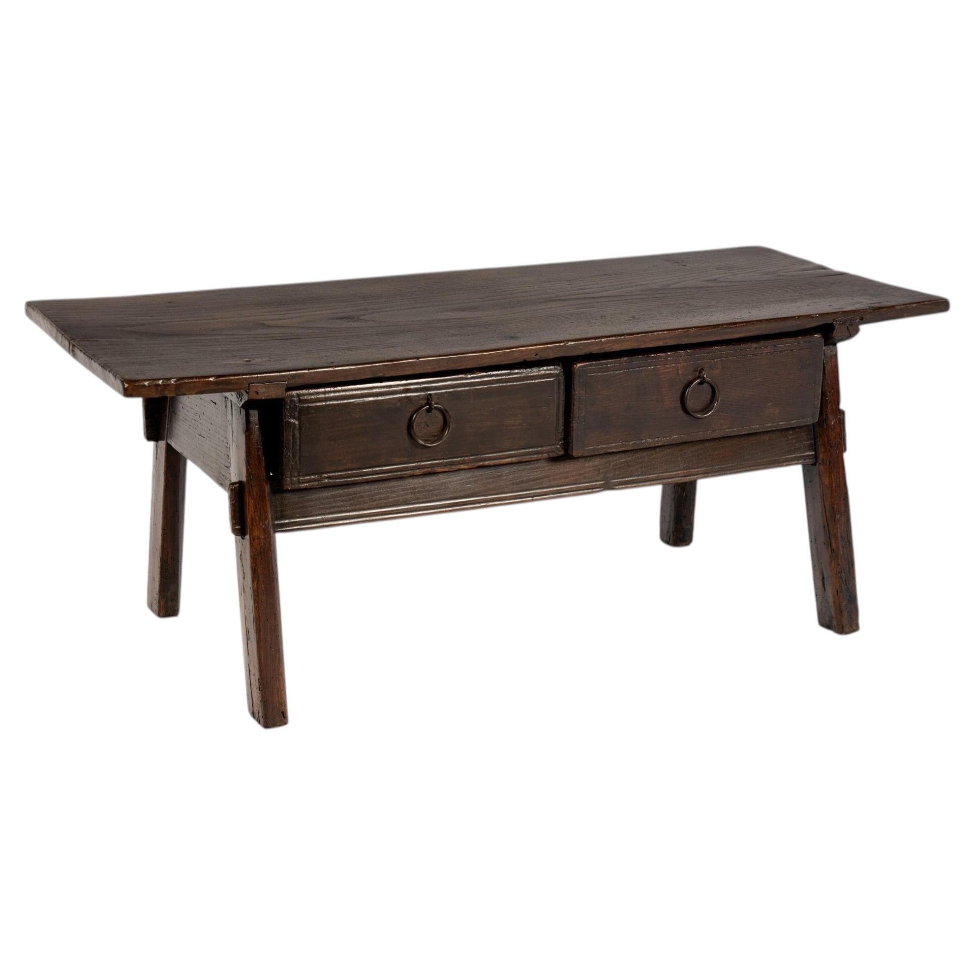 Table basse espagnole de style provincial du XIXe siècle, en châtaignier massif, avec poignées en fer en forme d'anneau en vente