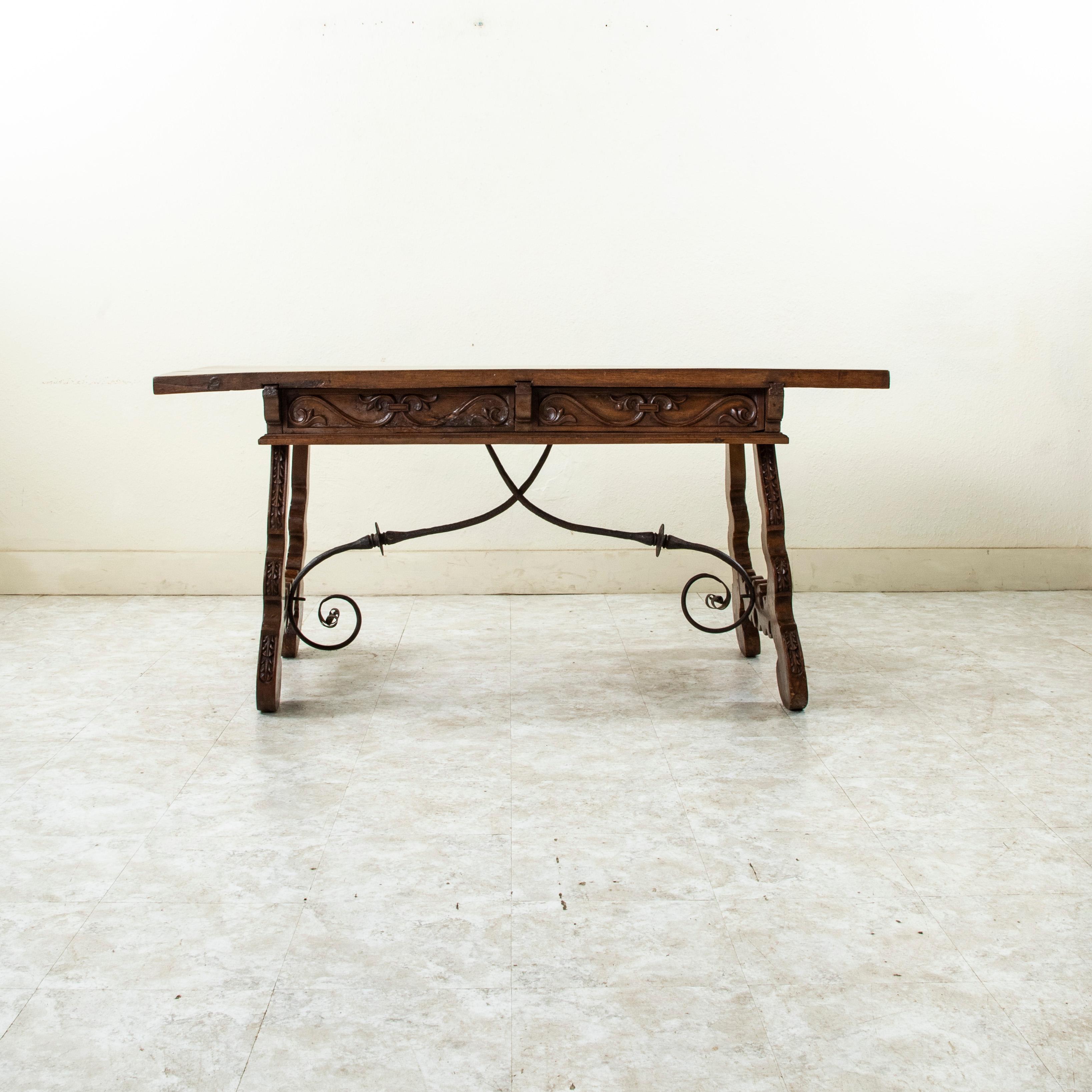 19th Century Spanish Renaissance Hand Carved Walnut Console Table, Desk, c. 1850 In condizioni buone in vendita a Fayetteville, AR